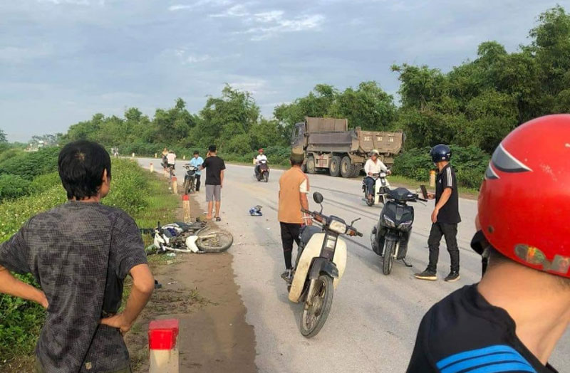 Hiện trường vụ tai nạn giữa xe tải và xe máy làm một người tử vong. Hiện trường vụ tai nạn giữa xe tải và xe máy làm một người tử vong.