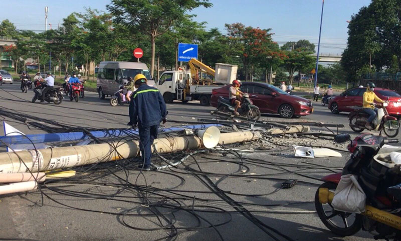 Hiện trường vụ tai nạn xe container vướng dây cáp, kéo ngã cột điện và cột đèn chiếu sáng. Hiện trường vụ tai nạn xe container vướng dây cáp, kéo ngã cột điện và cột đèn chiếu sáng.