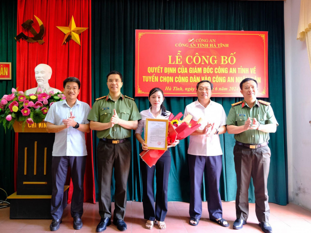 Vợ đại &uacute;y c&ocirc;ng an hy sinh khi bắt tội phạm ma t&uacute;y được tuyển v&agrave;o ng&agrave;nh c&ocirc;ng an- Ảnh 1.