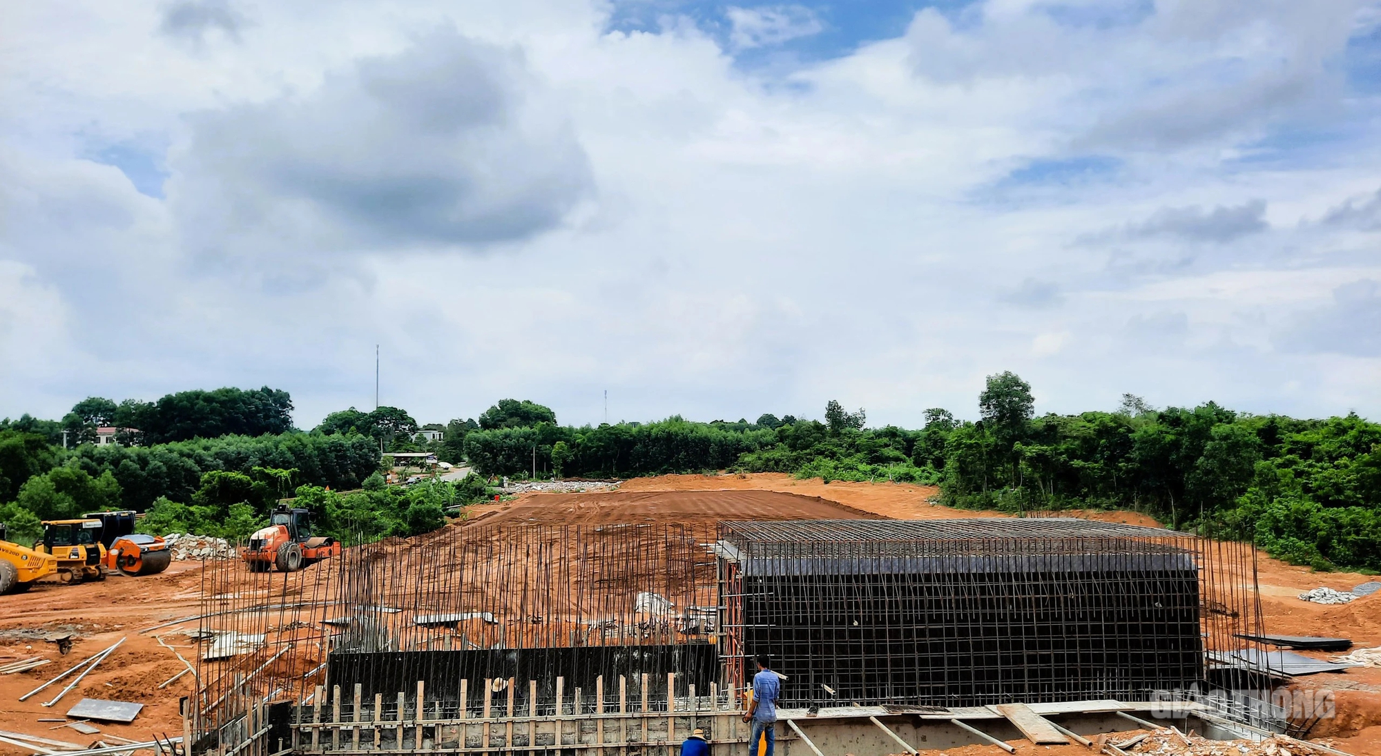 Th&ocirc;ng mặt bằng ph&iacute;a Nam cầu R&agrave;o Trường tr&ecirc;n cao tốc Vạn Ninh - Cam Lộ- Ảnh 4.