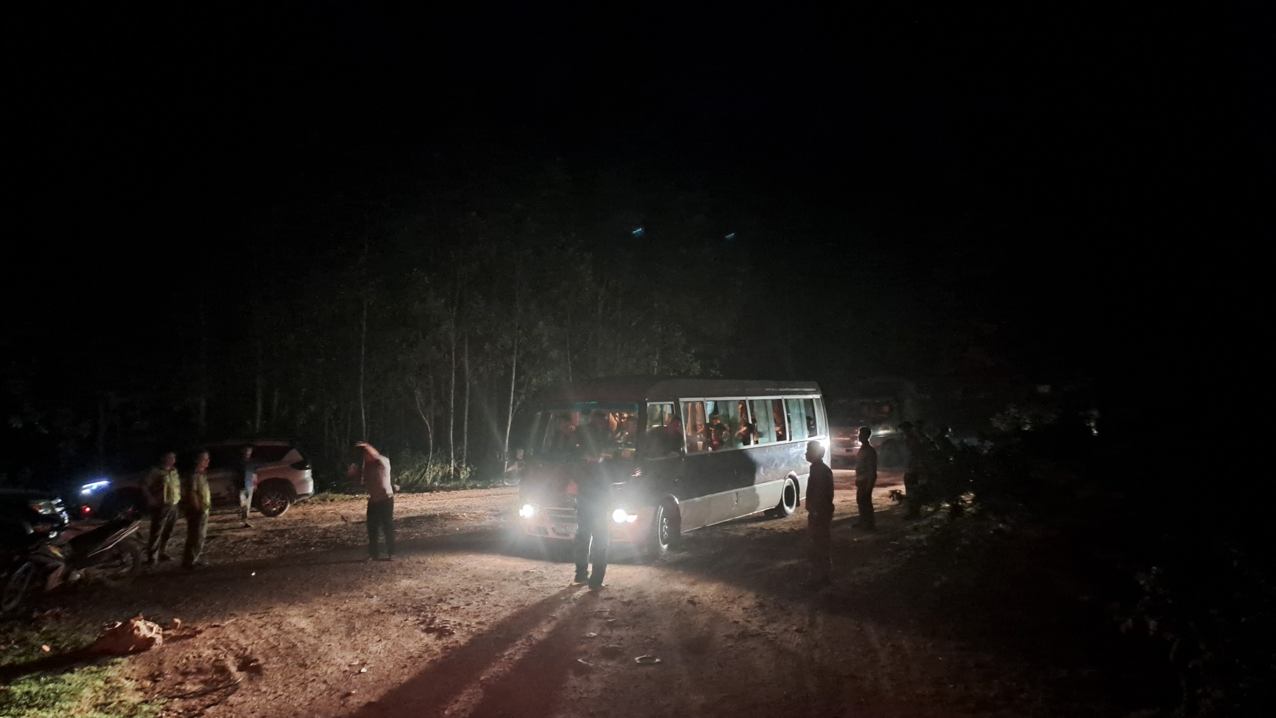 300 người xuy&ecirc;n đ&ecirc;m dập đ&aacute;m ch&aacute;y rừng ở B&igrave;nh Định- Ảnh 2.