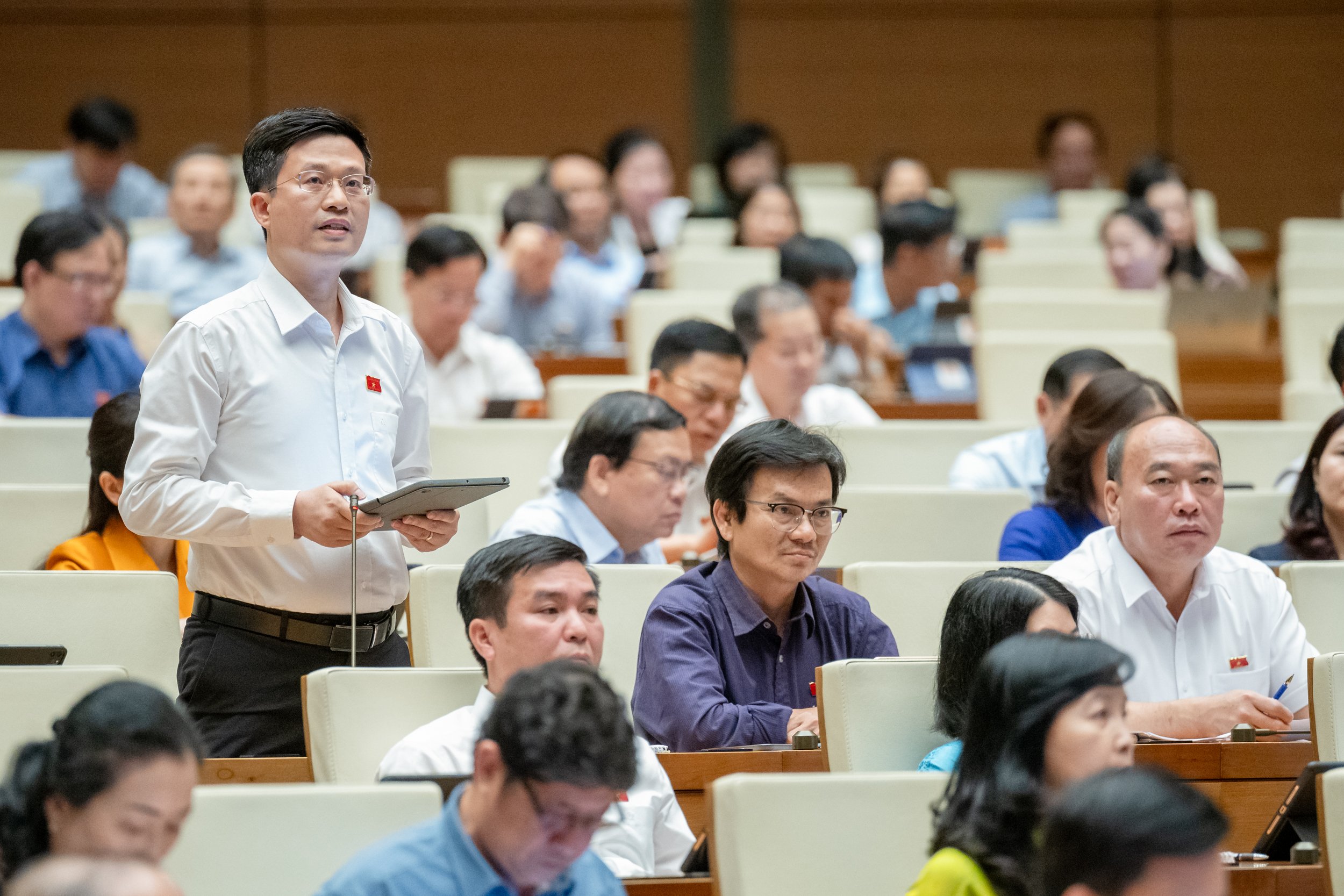 Đại biểu Quốc hội tranh luận, đề nghị l&agrave;m r&otilde; c&aacute;c phi&ecirc;n livestream b&aacute;n h&agrave;ng trăm tỷ/ng&agrave;y- Ảnh 1.