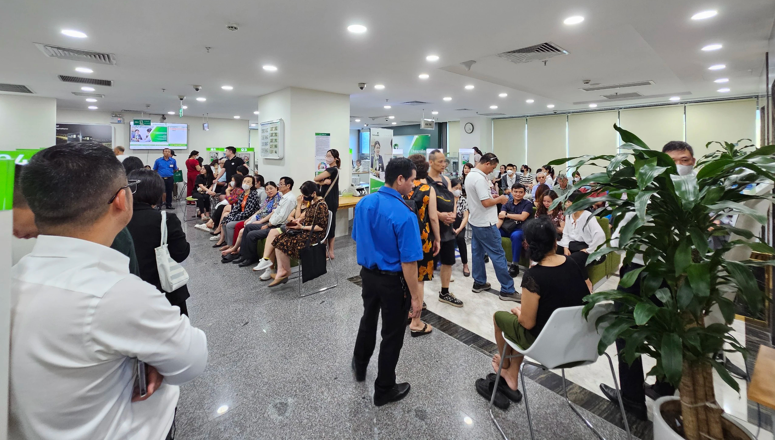 "Ch&aacute;y" v&agrave;ng SJC gi&aacute; b&igrave;nh ổn, nhiều kh&aacute;ch ngậm ng&ugrave;i ra về tay kh&ocirc;ng- Ảnh 3.