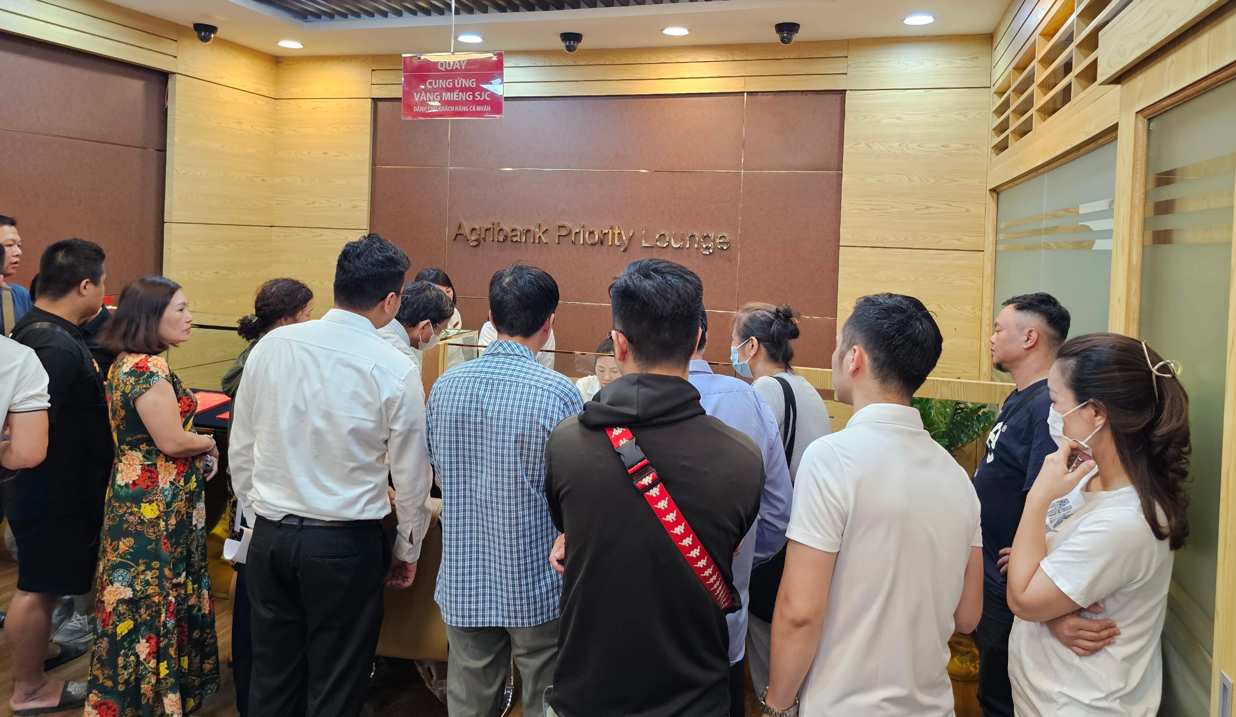 "Ch&aacute;y" v&agrave;ng SJC gi&aacute; b&igrave;nh ổn, nhiều kh&aacute;ch ngậm ng&ugrave;i ra về tay kh&ocirc;ng- Ảnh 5.