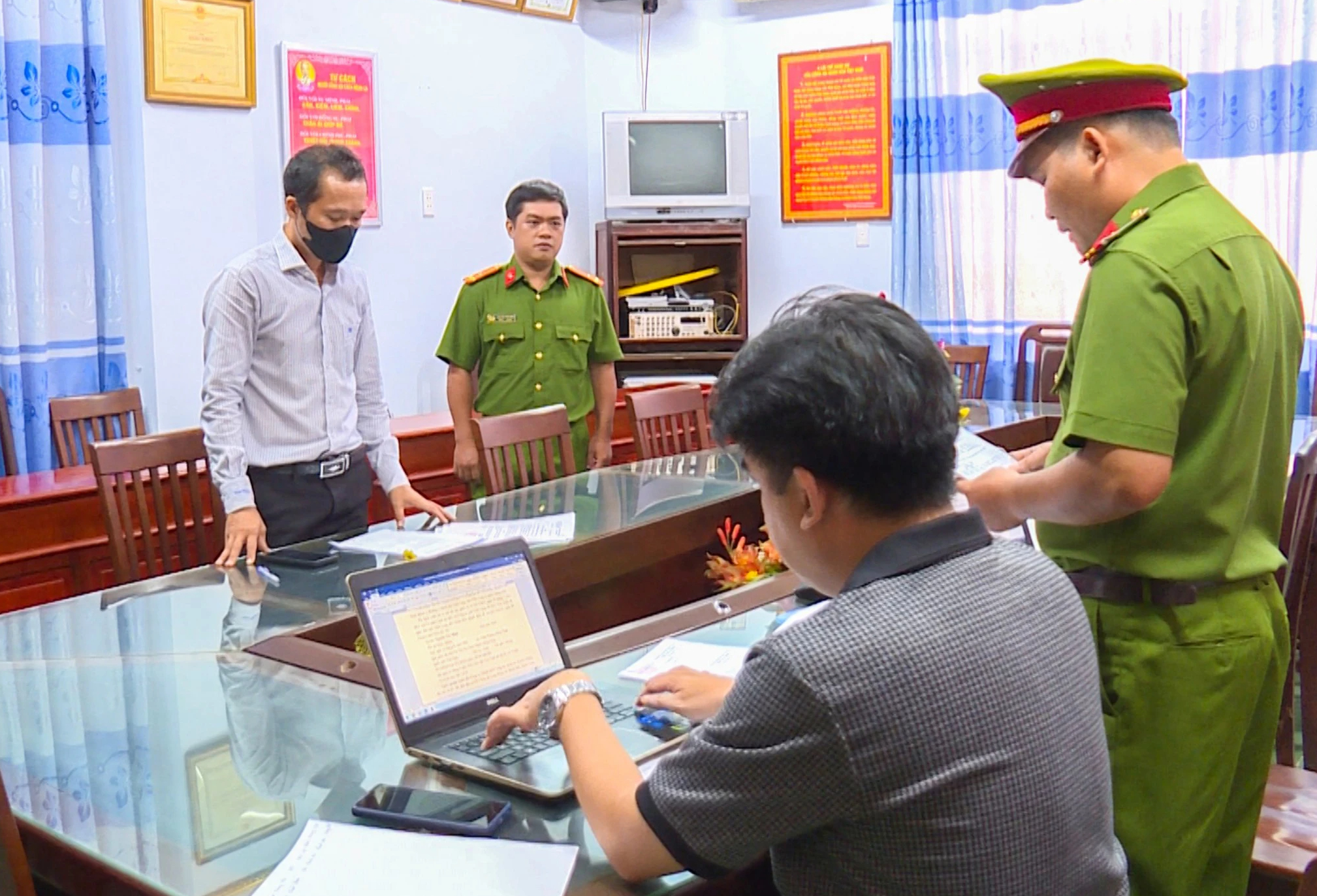 Một ph&oacute; gi&aacute;m đốc ng&acirc;n h&agrave;ng ở Vĩnh Long bị bắt giam- Ảnh 1.