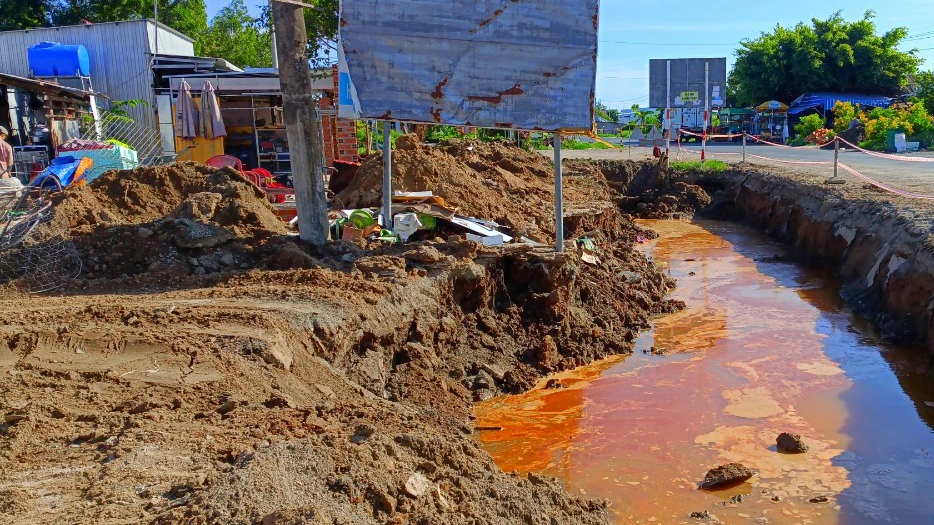 D&acirc;n đ&agrave;o đất trong phạm vi h&agrave;nh lang an to&agrave;n đường bộ ở C&agrave; Mau: Huyện b&aacute;o c&aacute;o g&igrave;?- Ảnh 1.