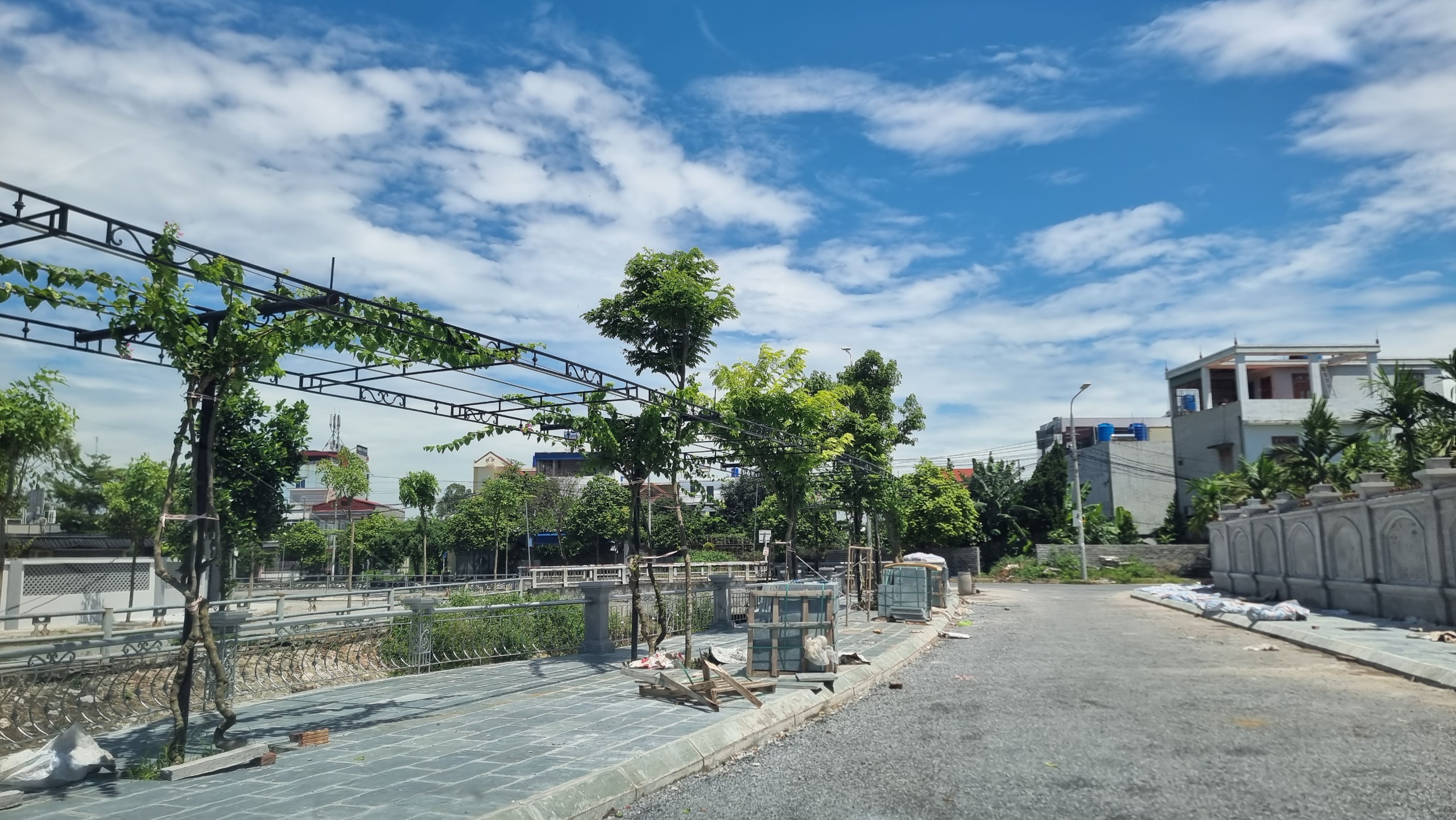 D&acirc;n ngang nhi&ecirc;n chiếm đường, l&agrave;m đẹp biệt thự ri&ecirc;ng: Ch&iacute;nh quyền bu&ocirc;ng lỏng quản l&yacute;?- Ảnh 2.