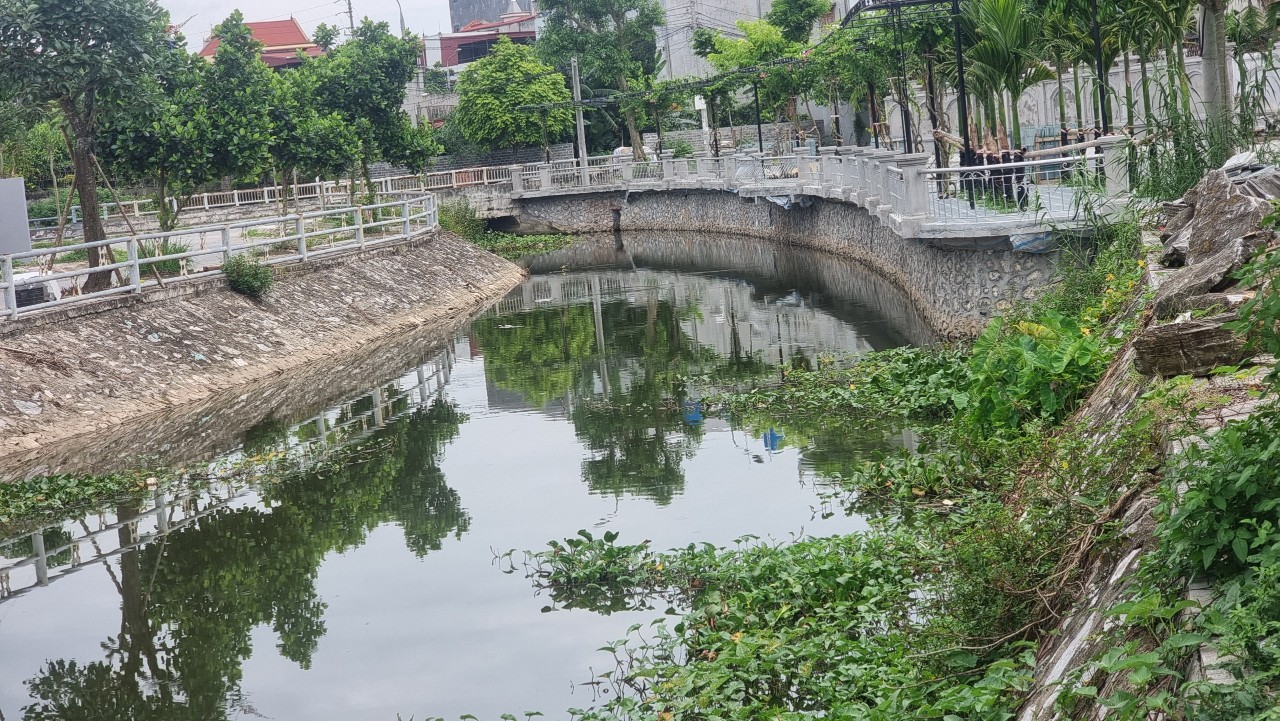 Thái Bình: Một hộ dân ngang nhiên chiếm đường, lấn sông làm đẹp biệt thự riêng- Ảnh 4. Thái Bình: Một hộ dân ngang nhiên chiếm đường, lấn sông làm đẹp biệt thự riêng- Ảnh 4.