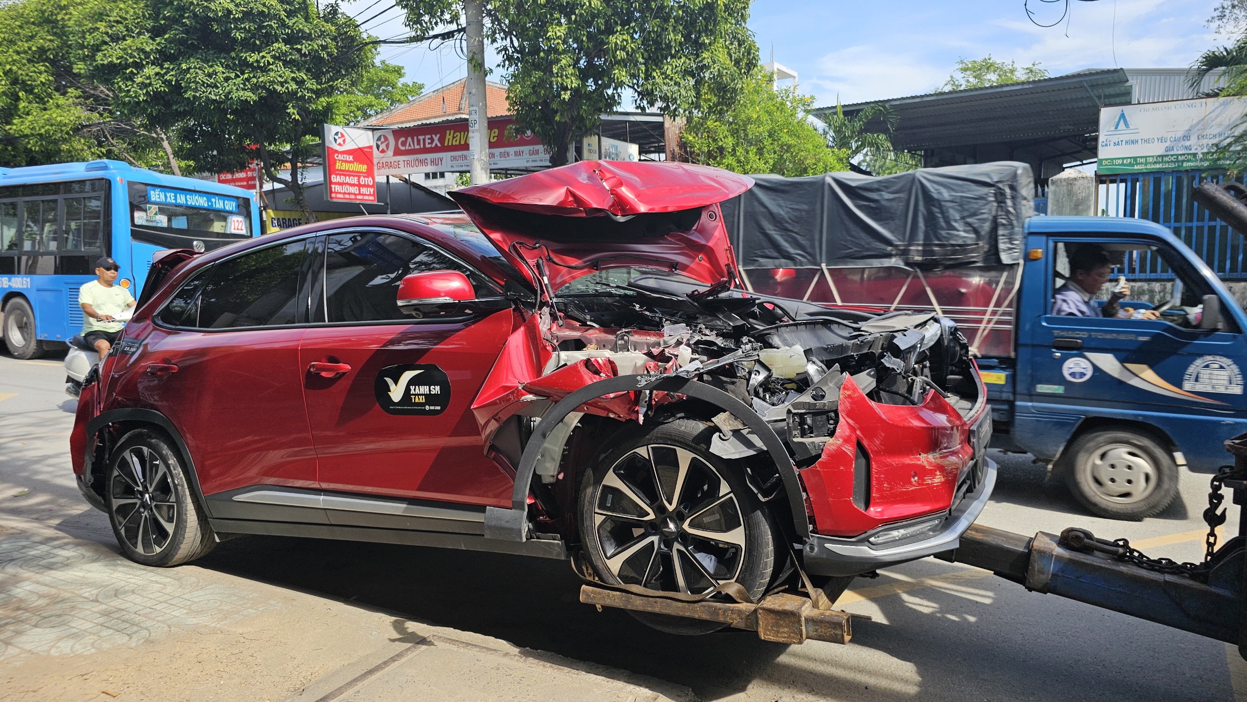 Tai nạn li&ecirc;n ho&agrave;n tr&ecirc;n QL22: 5 xe hư hỏng nặng, giao th&ocirc;ng kẹt cứng- Ảnh 2.