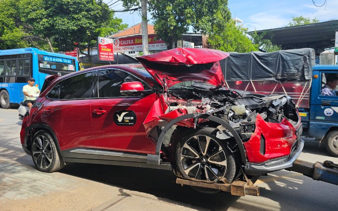 Bản tin TNGT 4/6: Tai nạn li&ecirc;n ho&agrave;n tr&ecirc;n QL22 khiến giao th&ocirc;ng &ugrave;n tắc k&eacute;o d&agrave;i