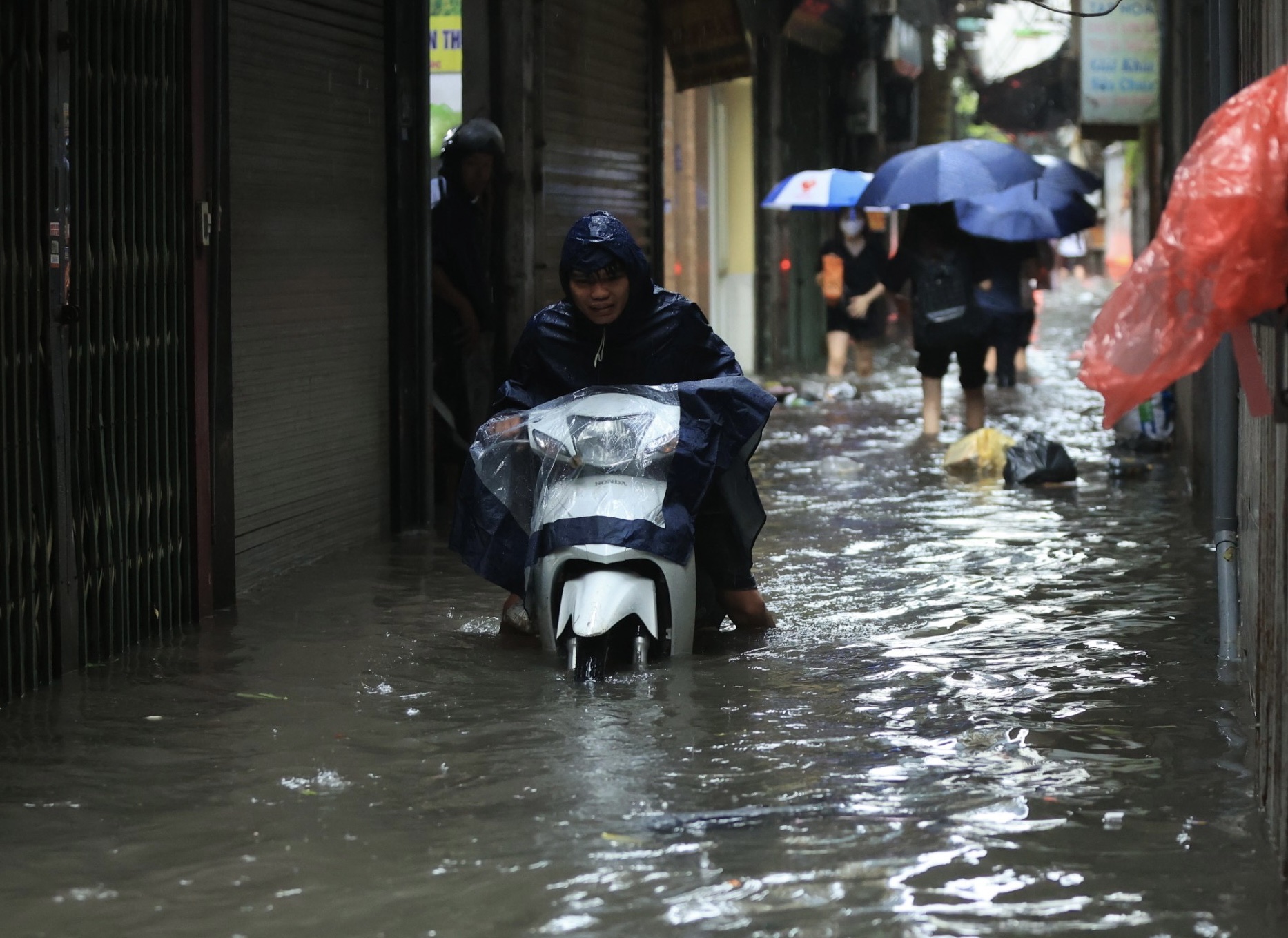 H&agrave; Nội: Nhiều tuyến đường ngập s&acirc;u do mưa lớn, giao th&ocirc;ng hỗn loạn giờ cao điểm s&aacute;ng- Ảnh 3.