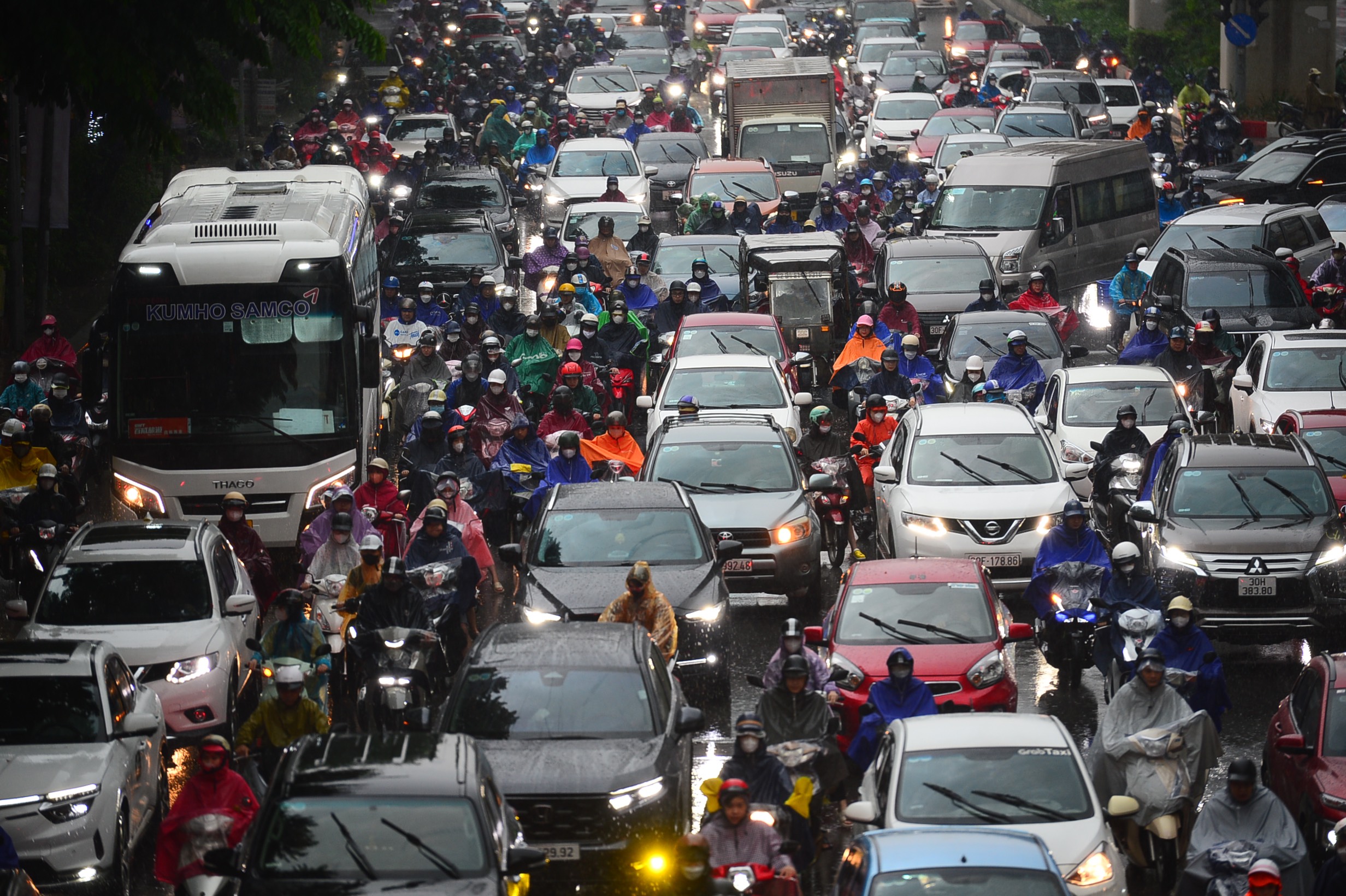 H&agrave; Nội: Nhiều tuyến đường ngập s&acirc;u do mưa lớn, giao th&ocirc;ng hỗn loạn giờ cao điểm s&aacute;ng- Ảnh 6.