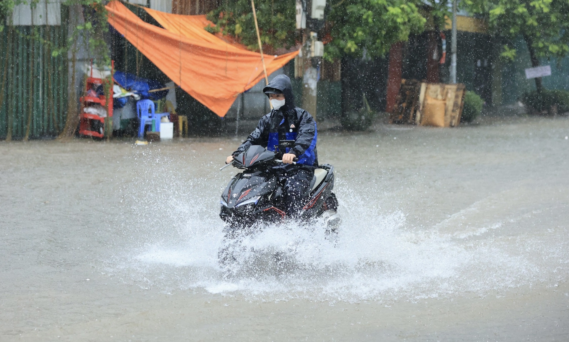 H&agrave; Nội: Nhiều tuyến đường ngập s&acirc;u do mưa lớn, giao th&ocirc;ng hỗn loạn giờ cao điểm s&aacute;ng- Ảnh 5.