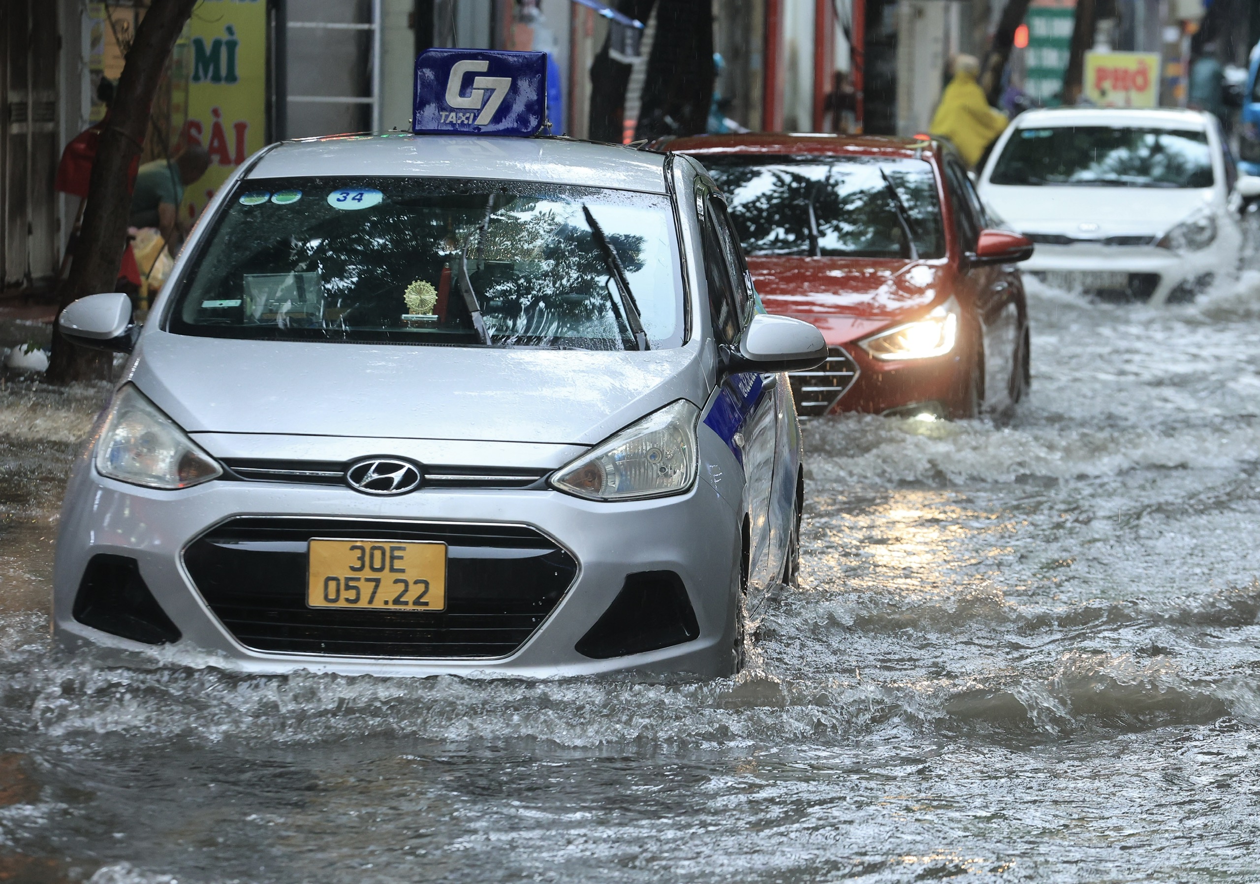 H&agrave; Nội: Nhiều tuyến đường ngập s&acirc;u do mưa lớn, giao th&ocirc;ng hỗn loạn giờ cao điểm s&aacute;ng- Ảnh 9.