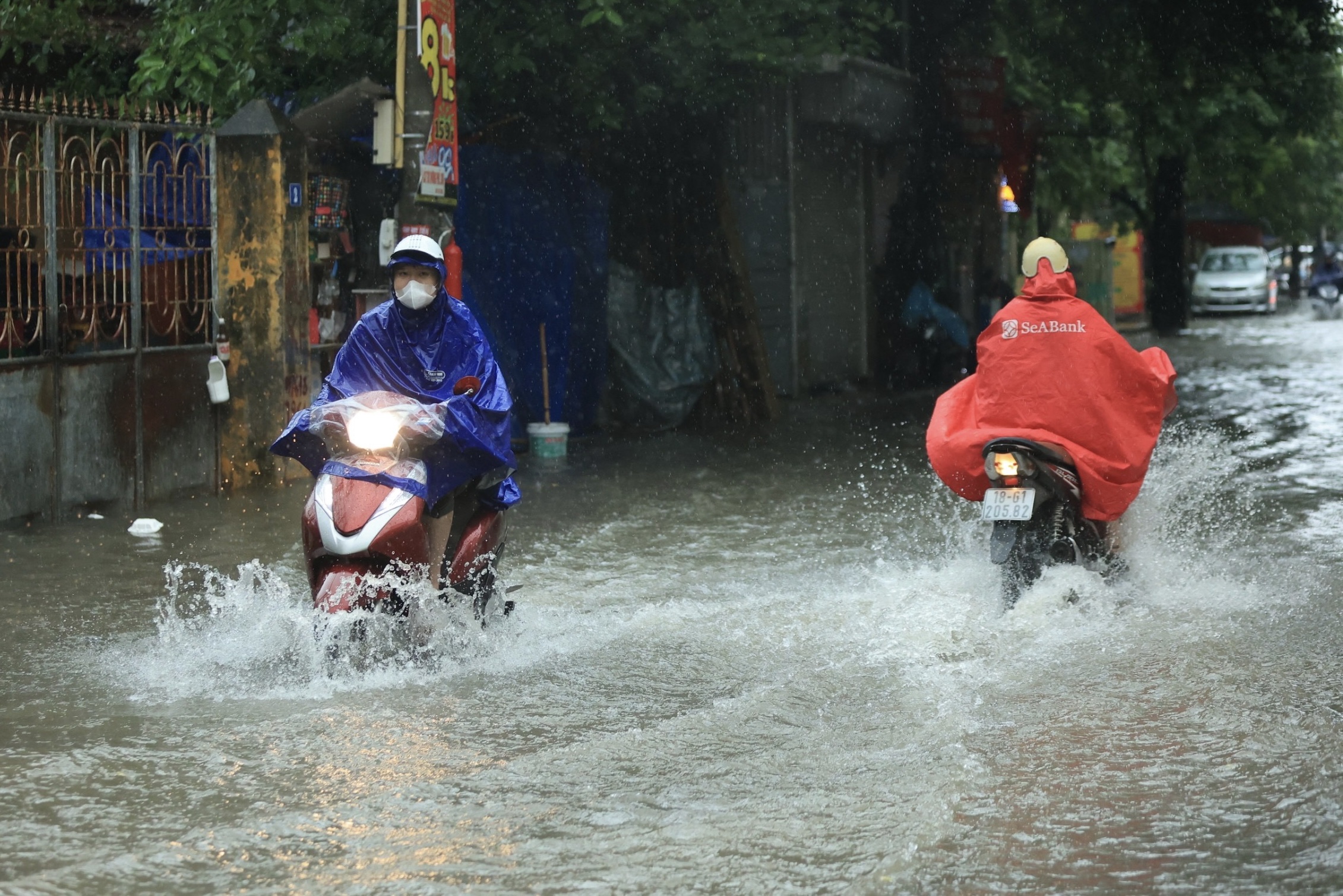 H&agrave; Nội: Nhiều tuyến đường ngập s&acirc;u do mưa lớn, giao th&ocirc;ng hỗn loạn giờ cao điểm s&aacute;ng- Ảnh 4.
