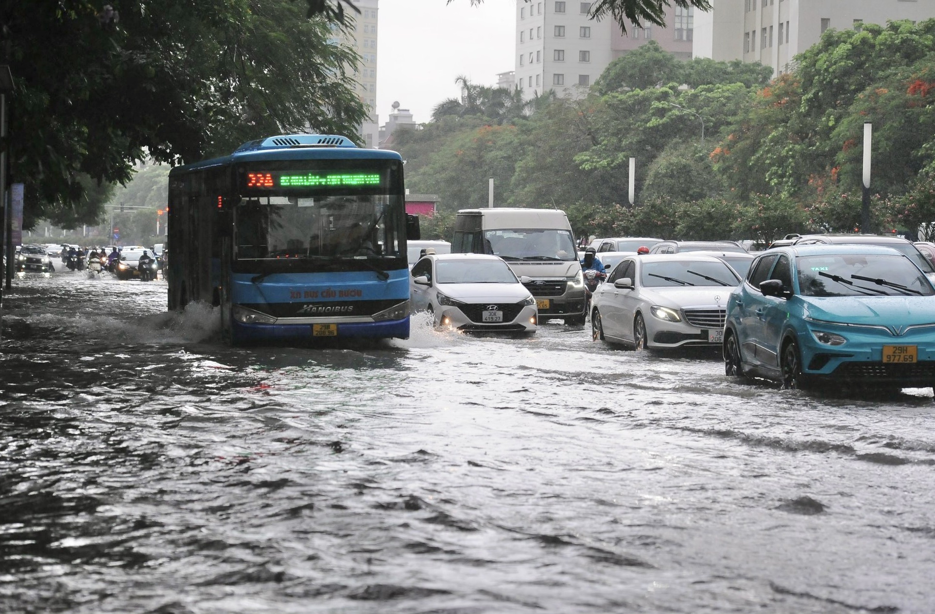 H&agrave; Nội: Nhiều tuyến đường ngập s&acirc;u do mưa lớn, giao th&ocirc;ng hỗn loạn giờ cao điểm s&aacute;ng- Ảnh 7.