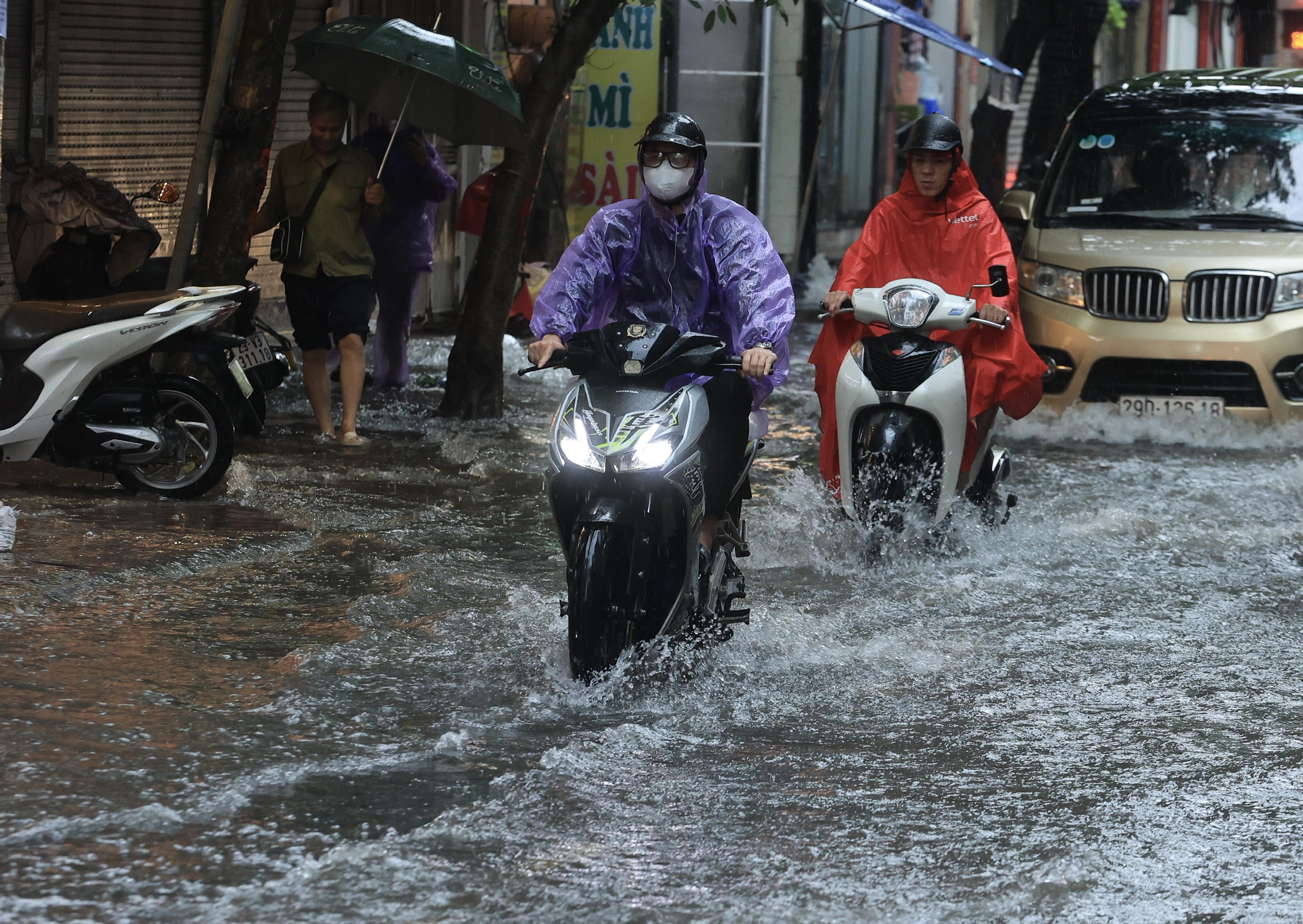 H&agrave; Nội: Nhiều tuyến đường ngập s&acirc;u do mưa lớn, giao th&ocirc;ng hỗn loạn giờ cao điểm s&aacute;ng- Ảnh 13.