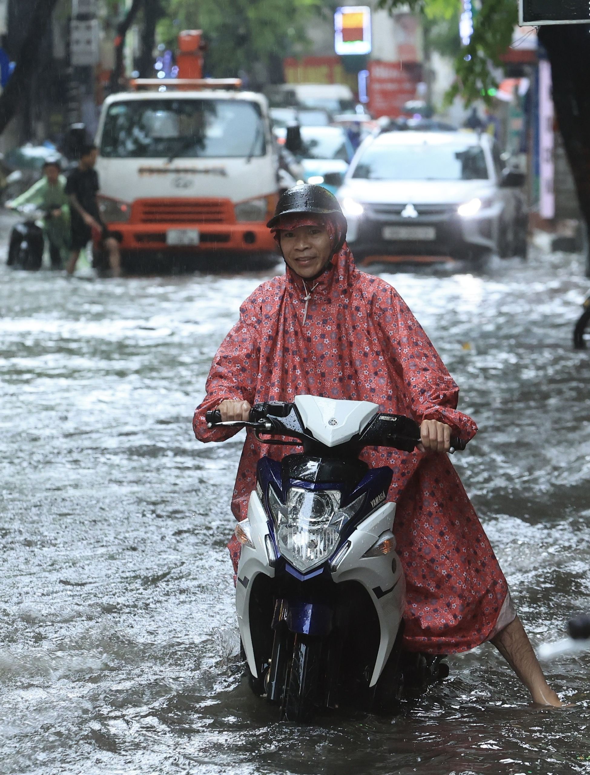 H&agrave; Nội: Nhiều tuyến đường ngập s&acirc;u do mưa lớn, giao th&ocirc;ng hỗn loạn giờ cao điểm s&aacute;ng- Ảnh 12.