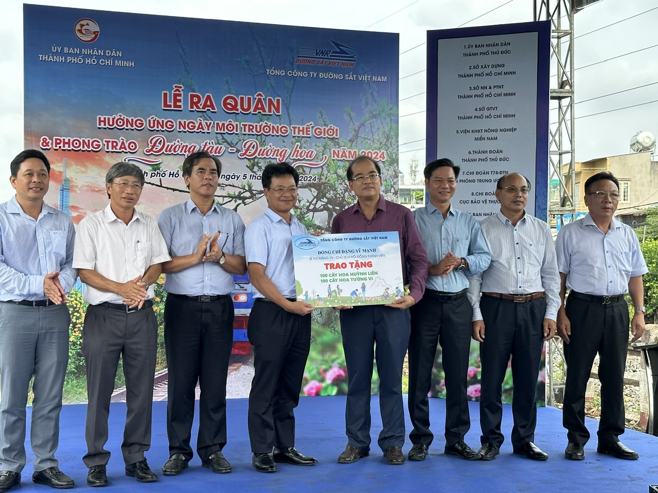 Trồng hoa l&agrave;m đẹp đường sắt Bắc - Nam nh&acirc;n ng&agrave;y M&ocirc;i trường thế giới- Ảnh 2.