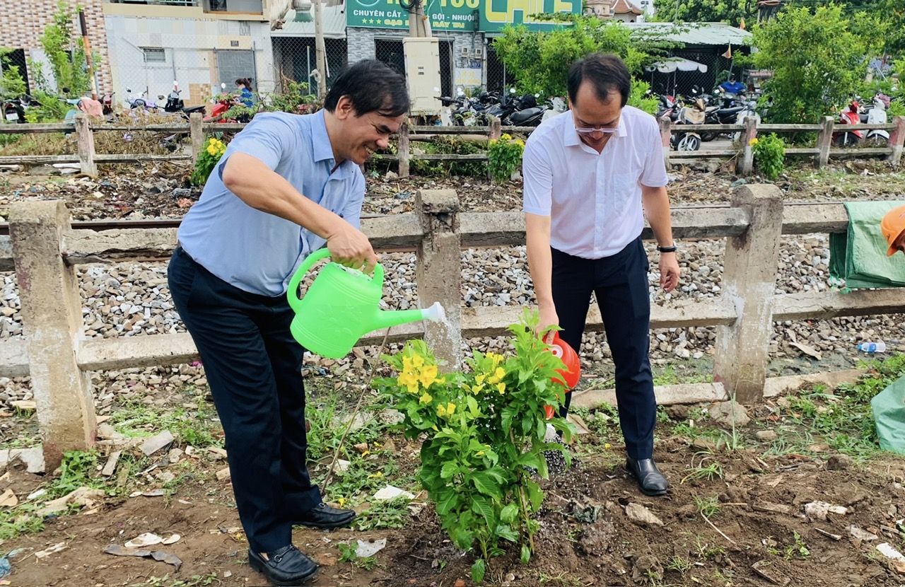 Trồng hoa l&agrave;m đẹp đường sắt Bắc - Nam nh&acirc;n ng&agrave;y M&ocirc;i trường thế giới- Ảnh 4.