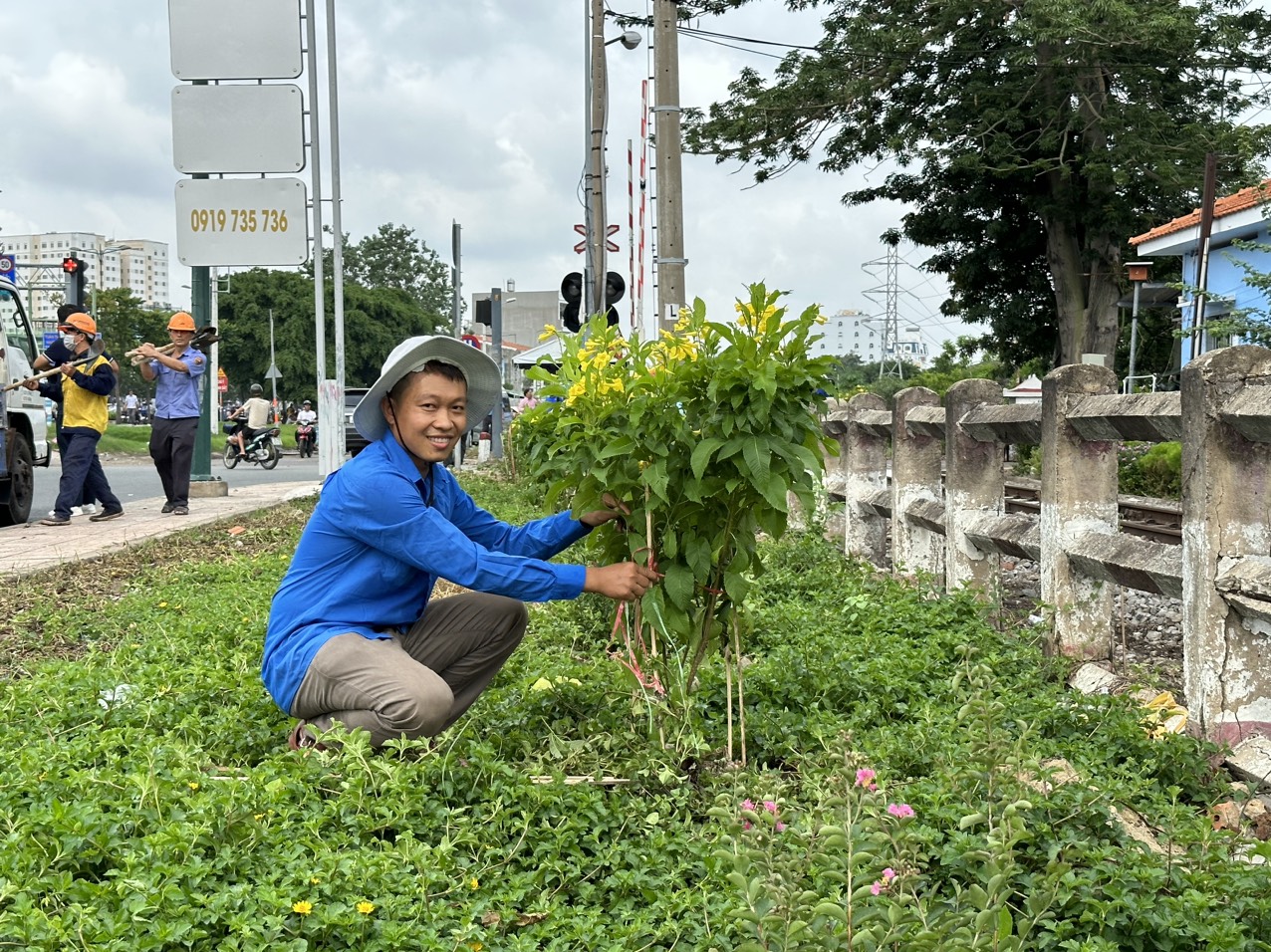Trồng hoa l&agrave;m đẹp đường sắt Bắc - Nam nh&acirc;n ng&agrave;y M&ocirc;i trường thế giới- Ảnh 5.