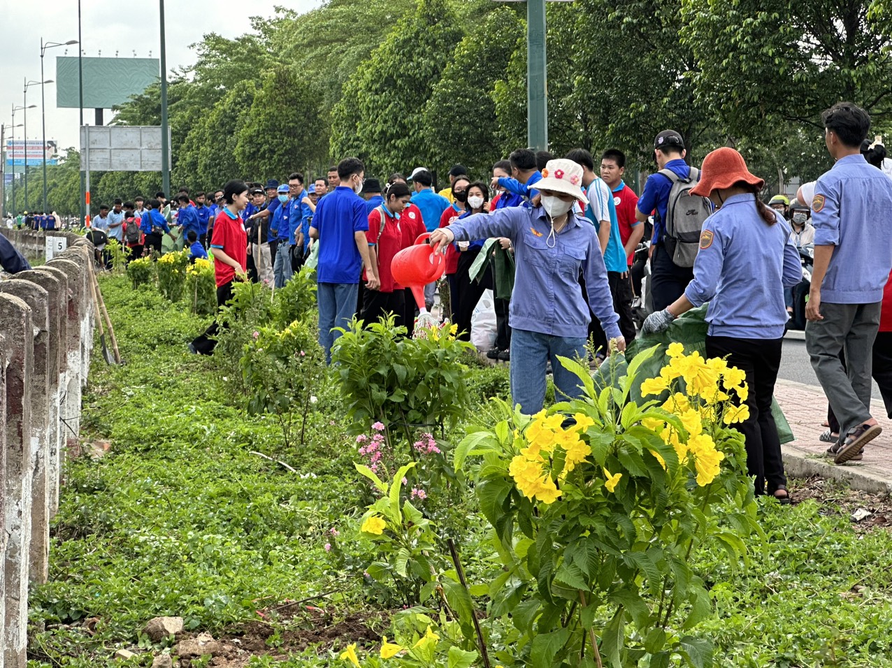 Trồng hoa l&agrave;m đẹp đường sắt Bắc - Nam nh&acirc;n ng&agrave;y M&ocirc;i trường thế giới- Ảnh 6.