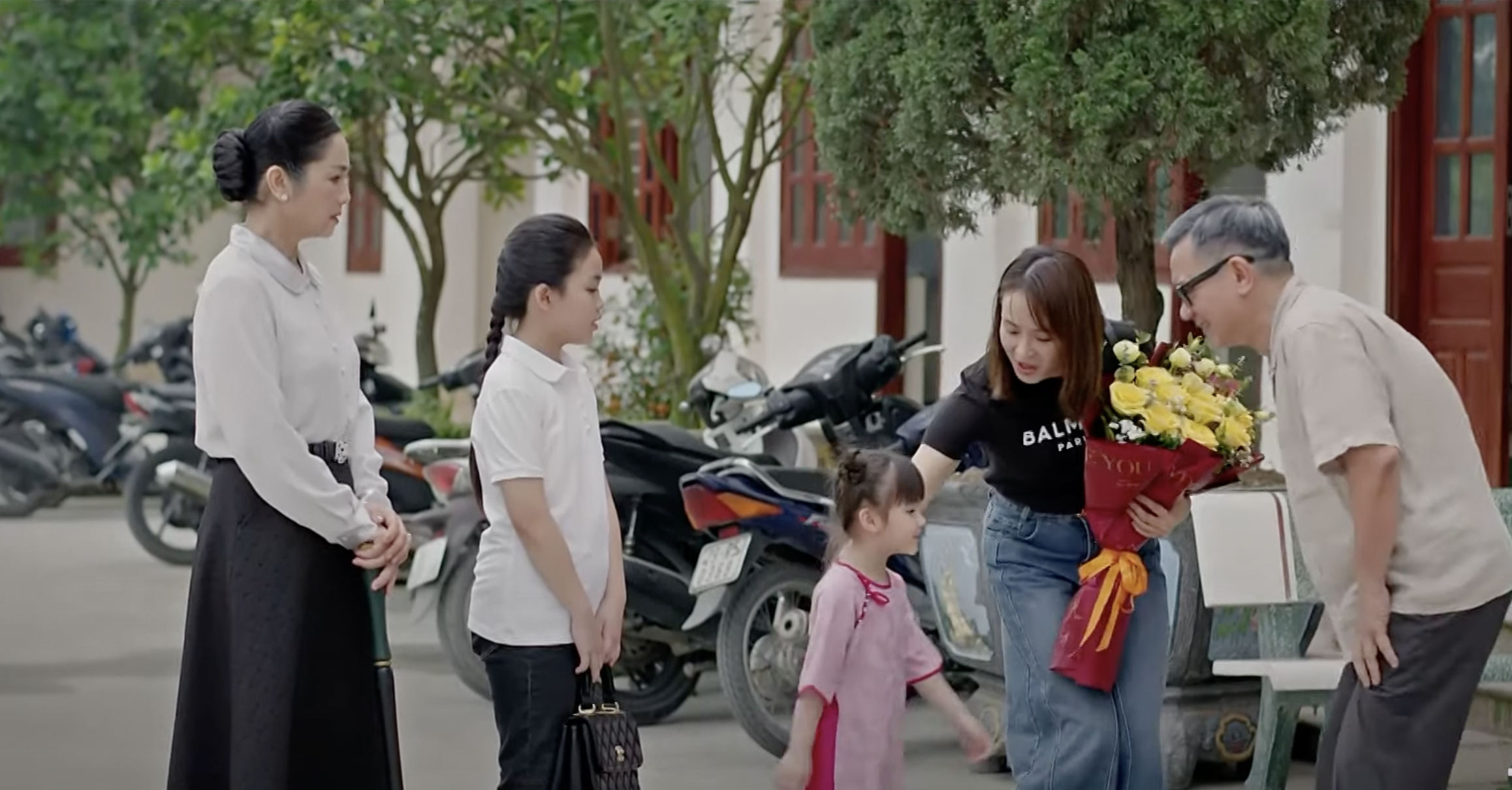 &Ocirc;ng Trường ra t&ugrave;, hạnh ph&uacute;c đo&agrave;n tụ c&ugrave;ng gia đ&igrave;nh.