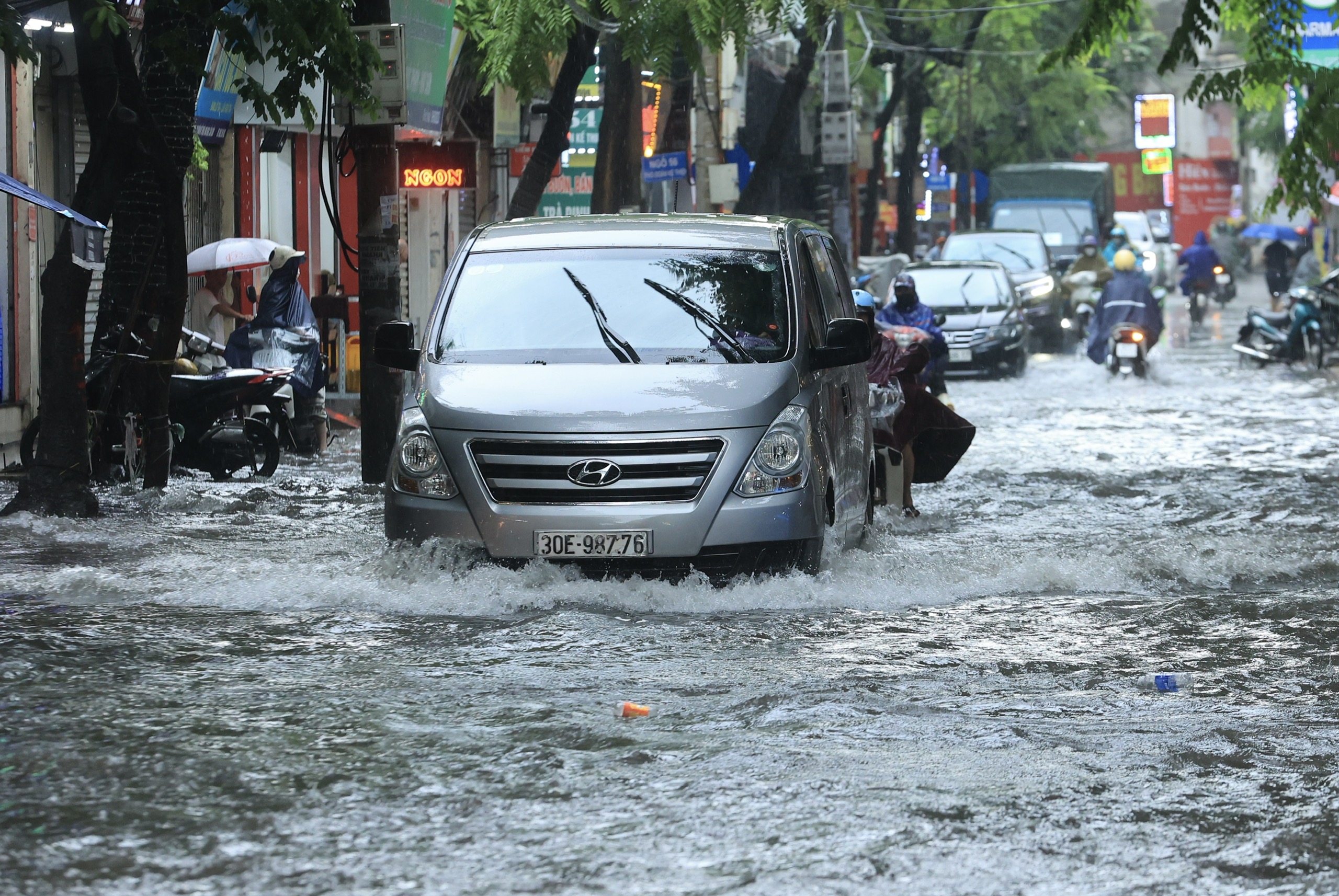 H&agrave; Nội: Nhiều tuyến đường ngập s&acirc;u do mưa lớn, giao th&ocirc;ng hỗn loạn giờ cao điểm s&aacute;ng- Ảnh 8.
