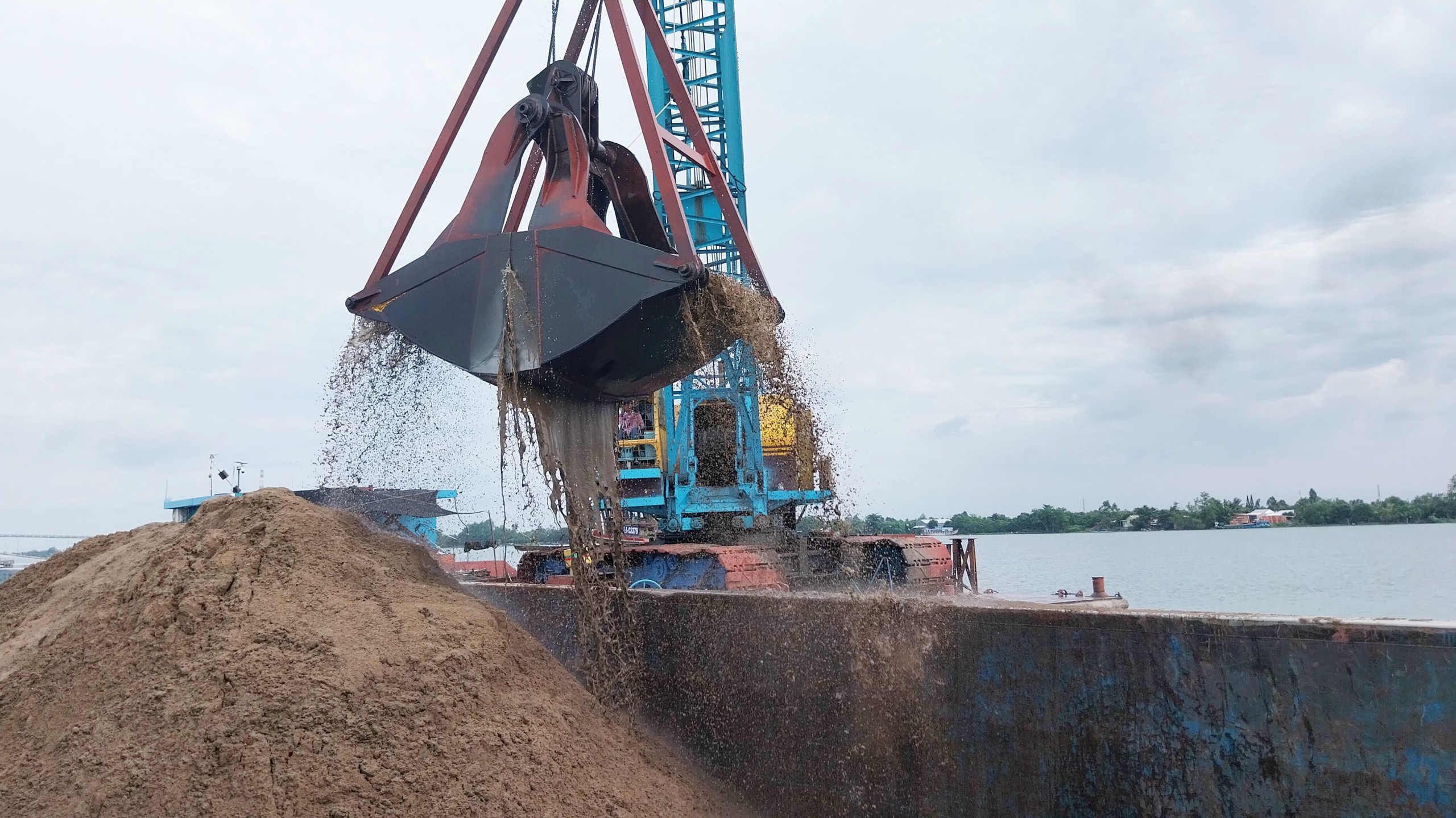 Mỏ c&aacute;t bị tạm dừng ở Đồng Th&aacute;p bắt đầu khai th&aacute;c trở lại- Ảnh 2.
