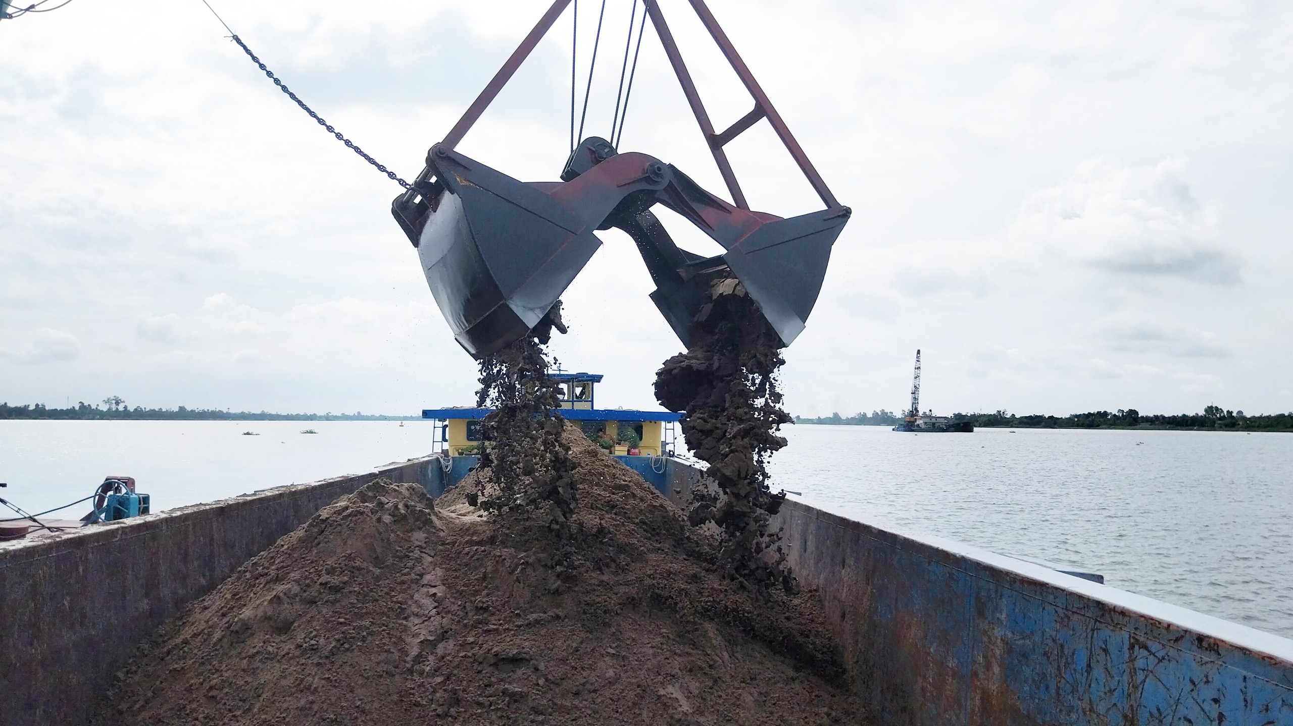 Mỏ c&aacute;t bị tạm dừng ở Đồng Th&aacute;p bắt đầu khai th&aacute;c trở lại- Ảnh 1.