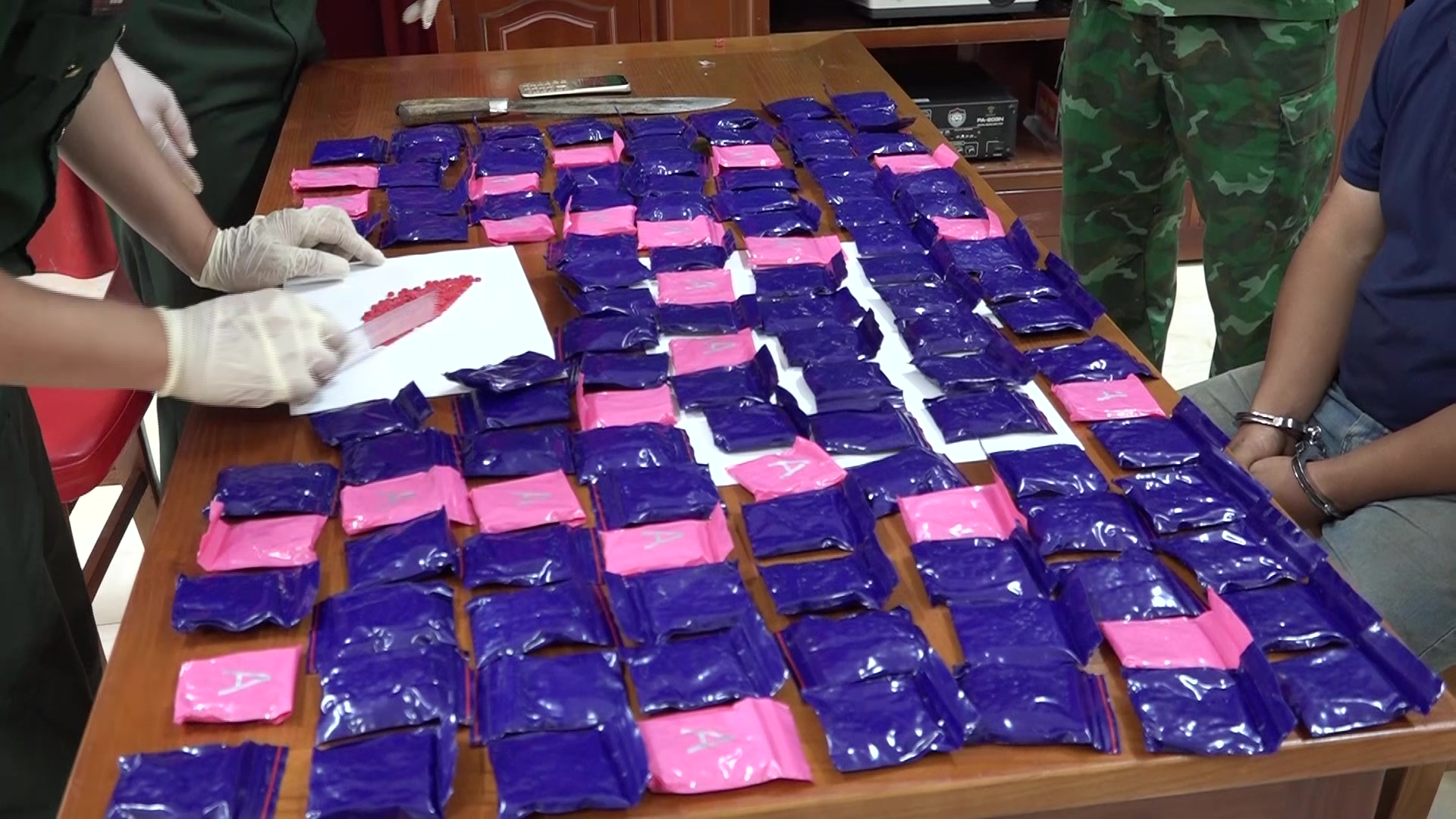 Bắt giữ đối tượng người L&agrave;o vận chuyển 24.000 vi&ecirc;n ma t&uacute;y qua bi&ecirc;n giới- Ảnh 2.