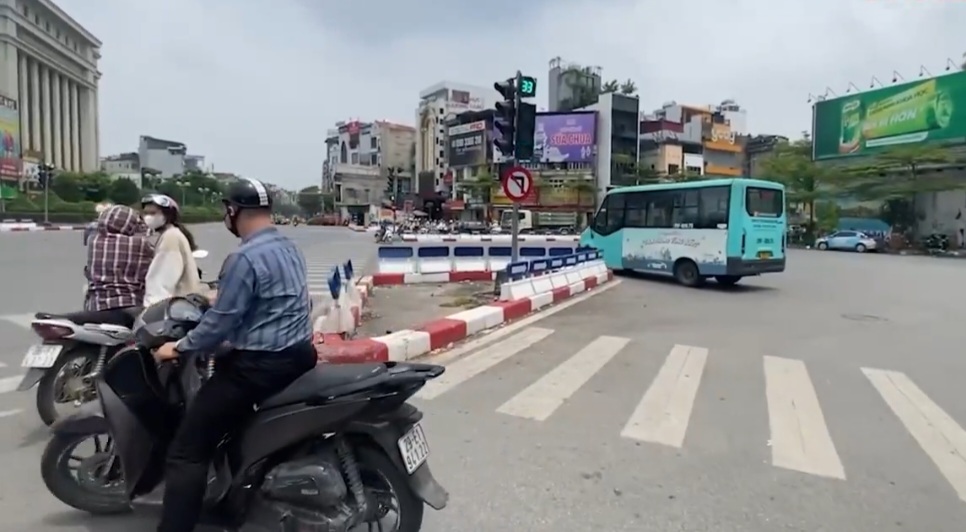 Lái xe buýt đỗ sai quy định, đi ngược chiều bị đình chỉ- Ảnh 1. Lái xe buýt đỗ sai quy định, đi ngược chiều bị đình chỉ- Ảnh 1.