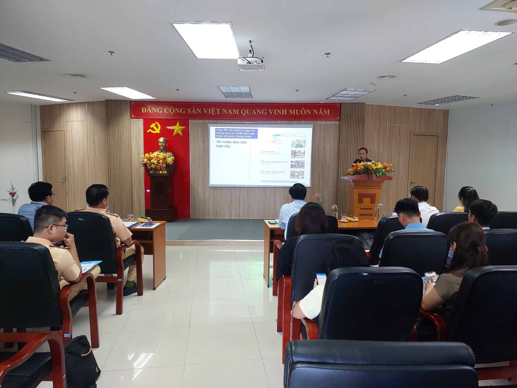 N&acirc;ng cao &yacute; thức chấp h&agrave;nh ph&aacute;p luật về ATGT từ c&aacute;c chiến dịch truyền th&ocirc;ng- Ảnh 1.