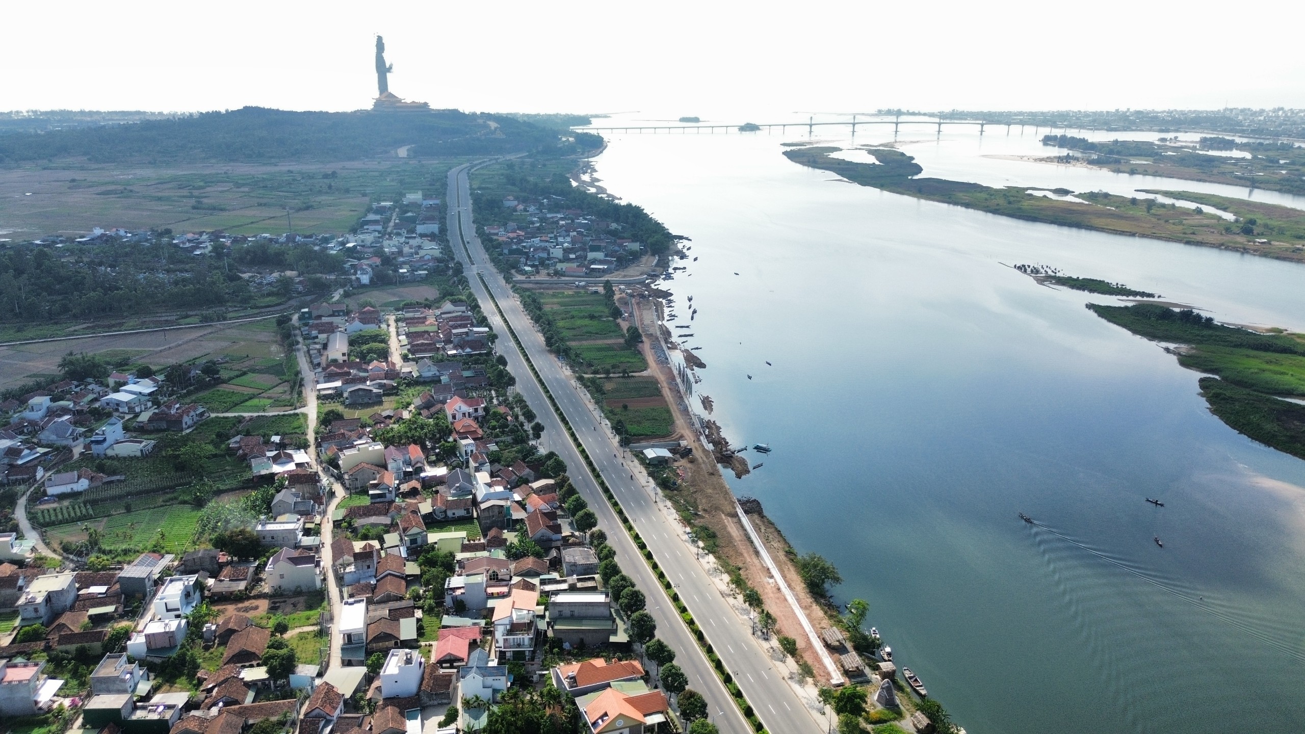Quảng Ng&atilde;i đề xuất lấy đất v&agrave;ng l&agrave;m c&ocirc;ng vi&ecirc;n thay v&igrave; b&aacute;n đấu gi&aacute;- Ảnh 1.