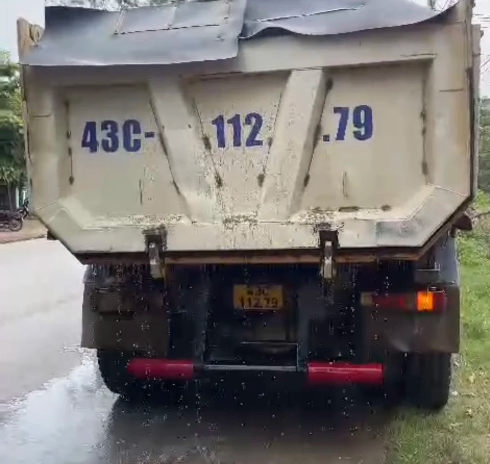 Mạnh tay xử l&yacute; xe qu&aacute; tải, rơi v&atilde;i c&aacute;t tr&ecirc;n QL14B qua Đ&agrave; Nẵng- Ảnh 3.