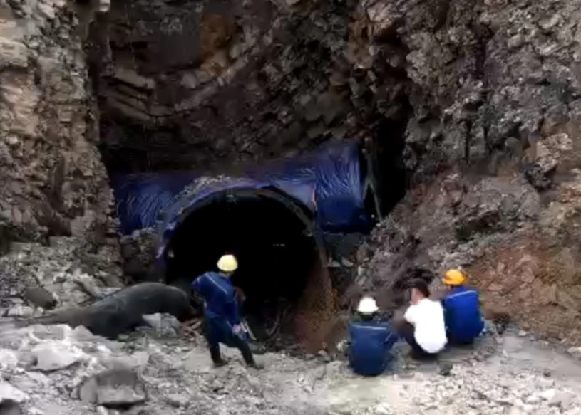 Quảng Ninh đang t&igrave;m kiếm c&ocirc;ng nh&acirc;n nghi bị rơi xuống "hố tử thần" đ&atilde; hơn 3 ng&agrave;y- Ảnh 1.