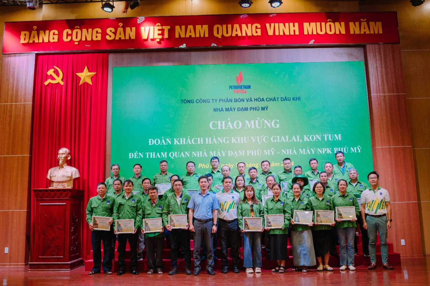 Đo&agrave;n kh&aacute;ch h&agrave;ng ti&ecirc;u biểu tham quan Nh&agrave; m&aacute;y Đạm Ph&uacute; Mỹ: Tri &acirc;n v&agrave; gắn kết- Ảnh 2.