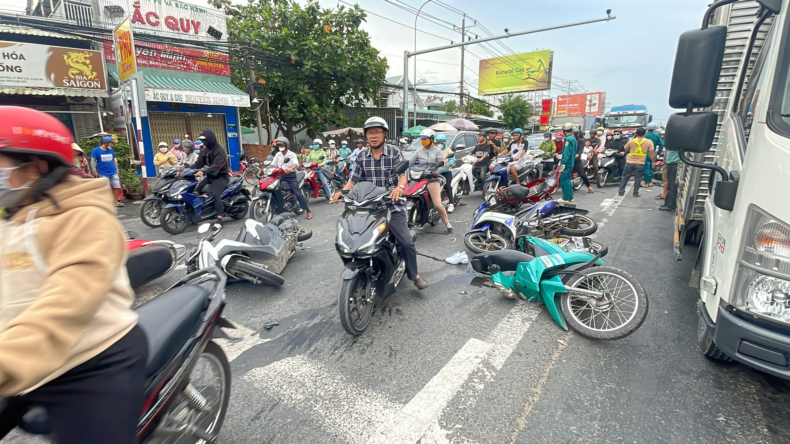 Xe chở c&ocirc;ng nh&acirc;n t&ocirc;ng 7 xe m&aacute;y đang dừng đ&egrave;n đỏ khiến 1 người tử vong- Ảnh 1.