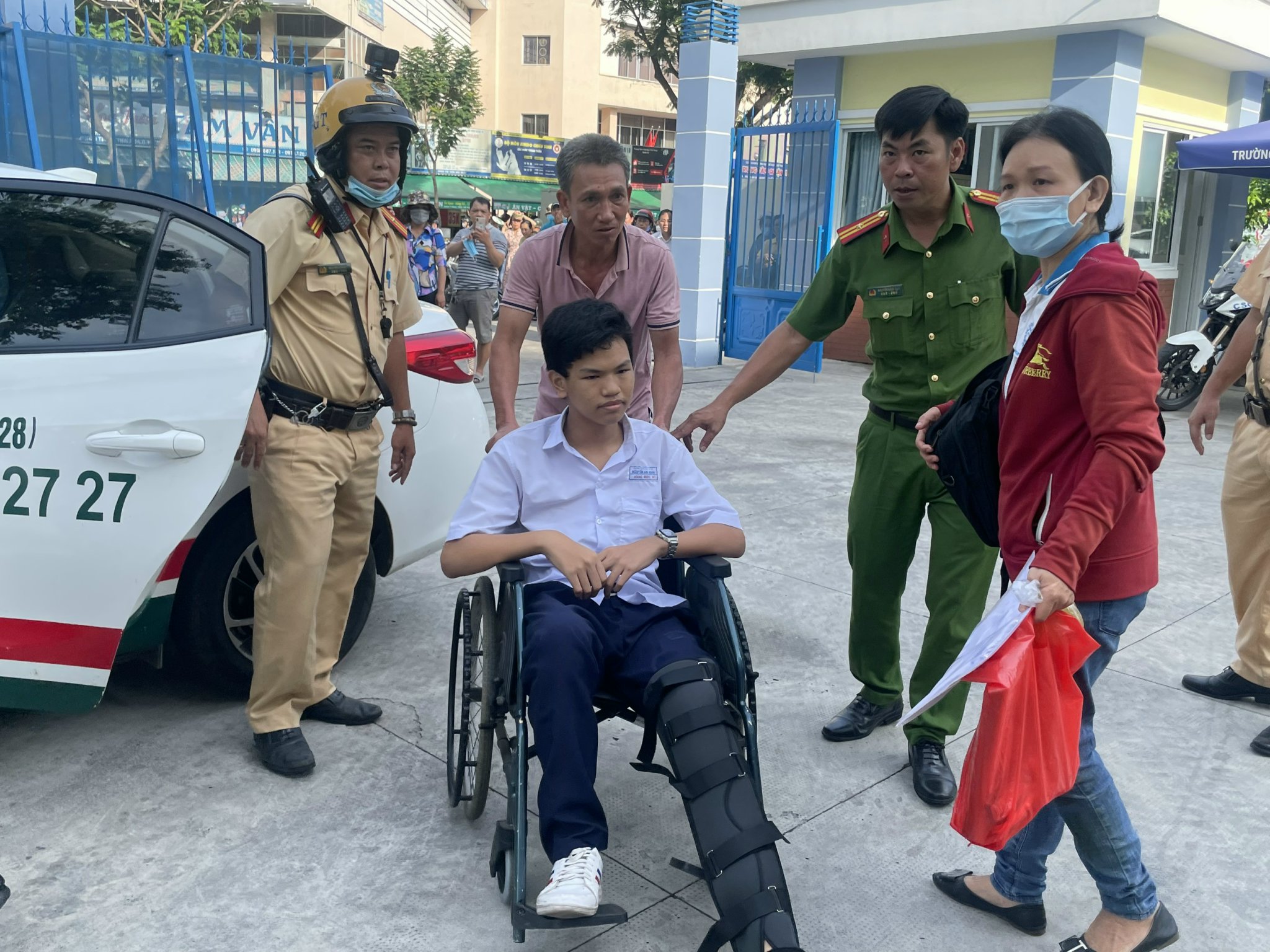 Gặp tai nạn tr&ecirc;n đường, th&iacute; sinh được CSGT hộ tống đến điểm thi- Ảnh 2.