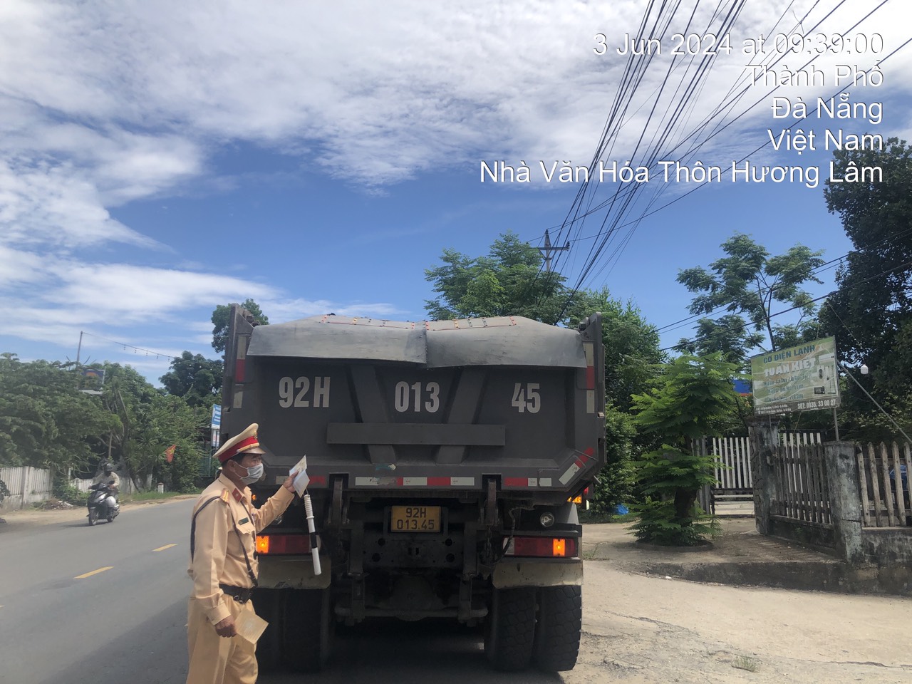 Mạnh tay xử l&yacute; xe qu&aacute; tải, rơi v&atilde;i c&aacute;t tr&ecirc;n QL14B qua Đ&agrave; Nẵng- Ảnh 2.