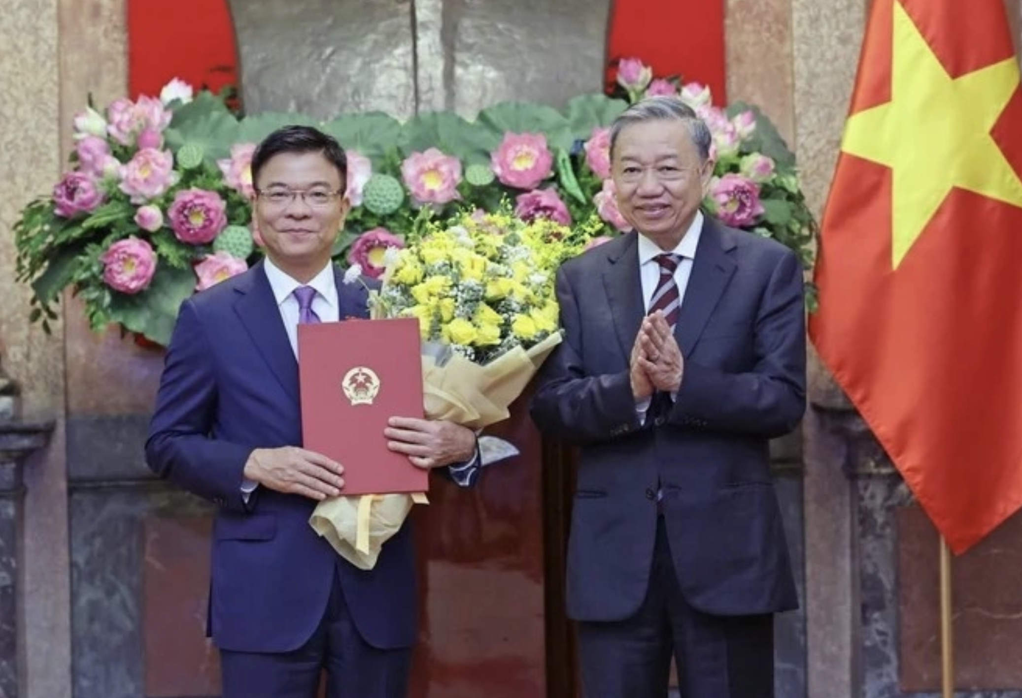 Chủ tịch nước trao quyết định bổ nhiệm Phó thủ tướng và Bộ trưởng Bộ Công an- Ảnh 1. Chủ tịch nước trao quyết định bổ nhiệm Phó thủ tướng và Bộ trưởng Bộ Công an- Ảnh 1.