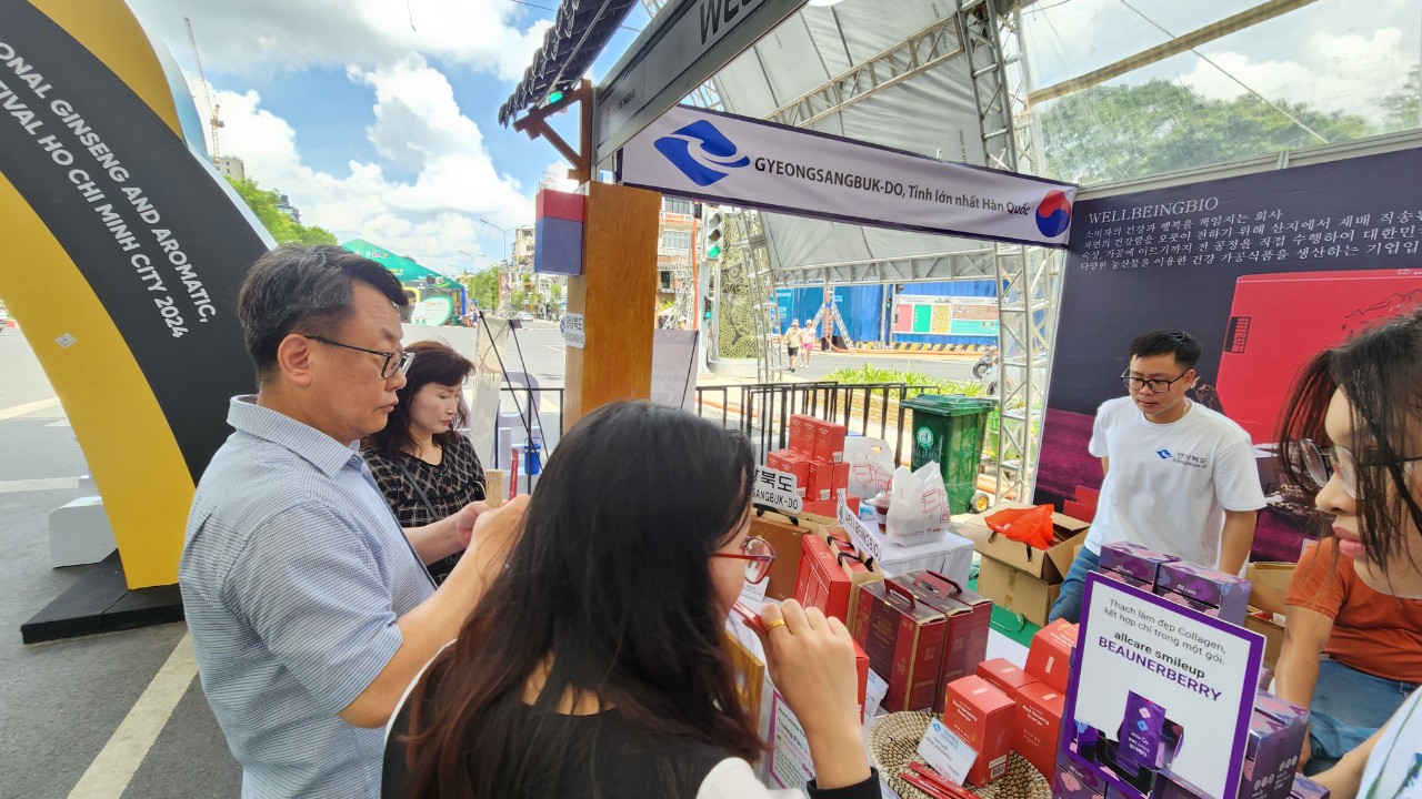 Ấn tượng tỏi, s&acirc;m H&agrave;n Quốc tại lễ hội "S&acirc;m v&agrave; hương liệu, dược liệu quốc tế"- Ảnh 3.