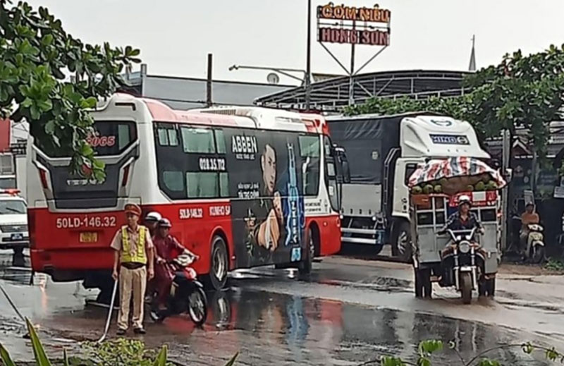 Hiện trường vụ va chạm giữa xe khách và xe máy. Hiện trường vụ va chạm giữa xe khách và xe máy.