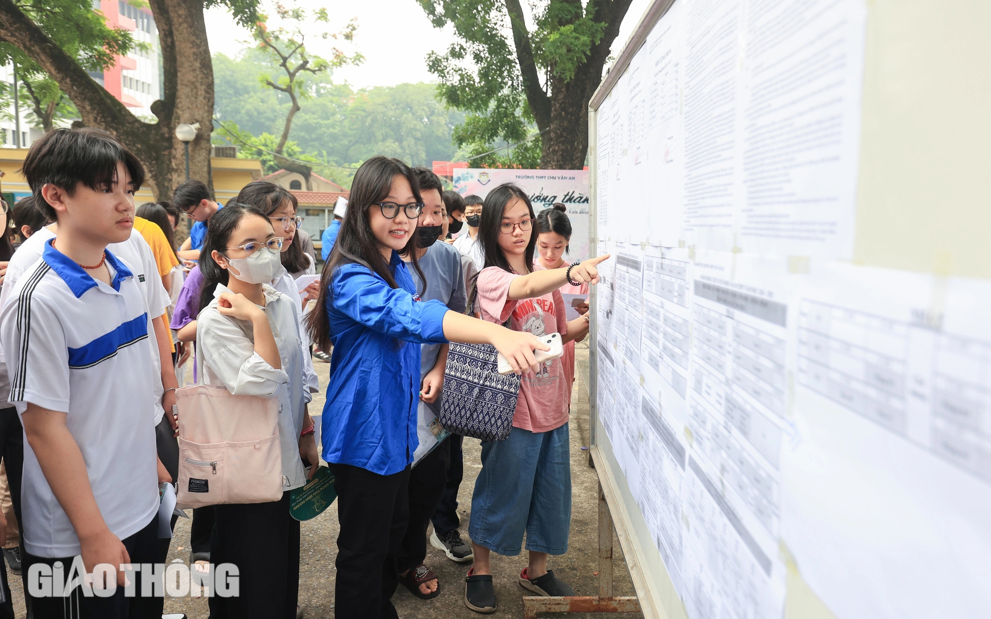 Sĩ tử H&agrave; Nội h&agrave;o hứng l&agrave;m thủ tục thi v&agrave;o lớp 10- Ảnh 2.