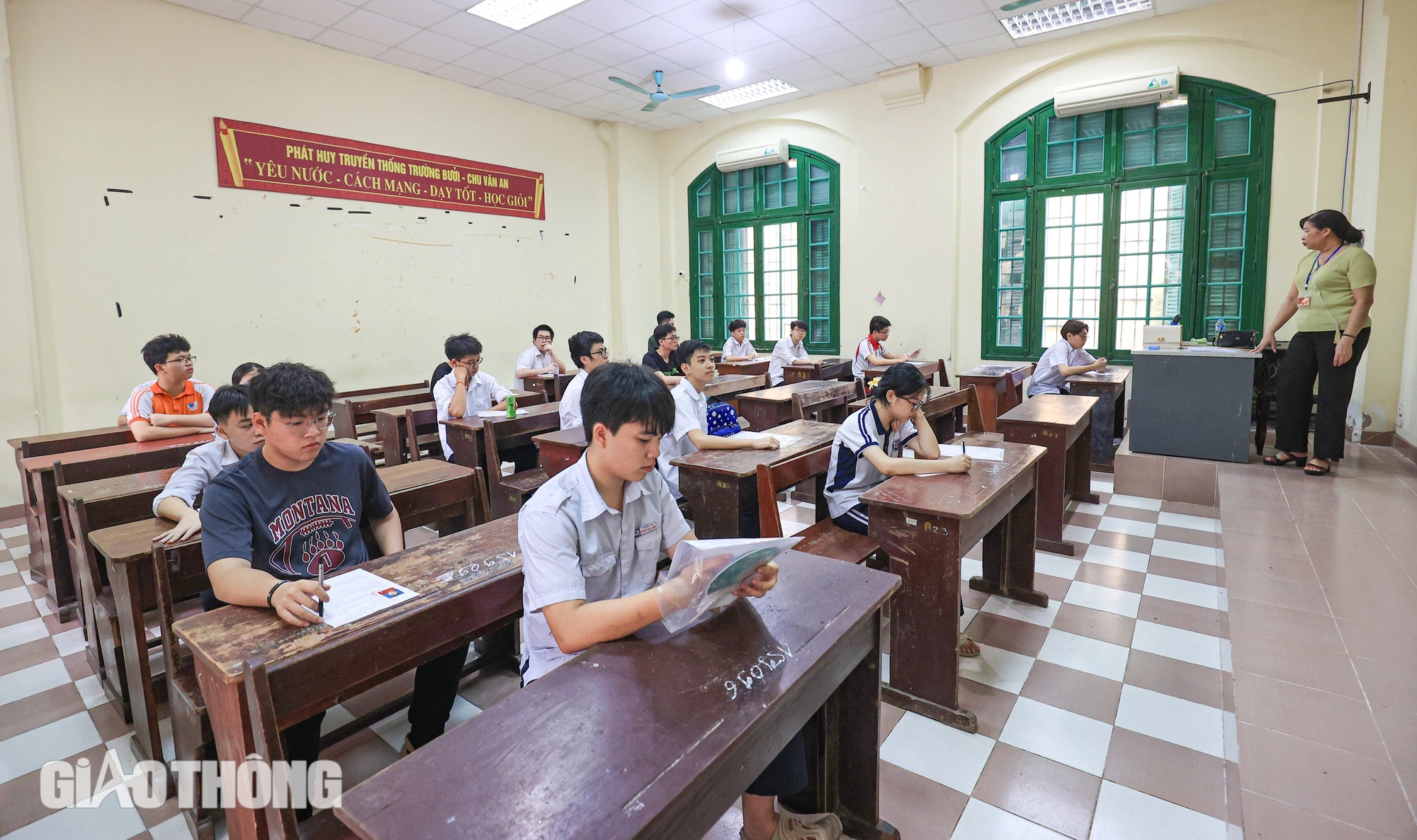 Sĩ tử H&agrave; Nội h&agrave;o hứng l&agrave;m thủ tục thi v&agrave;o lớp 10- Ảnh 4.