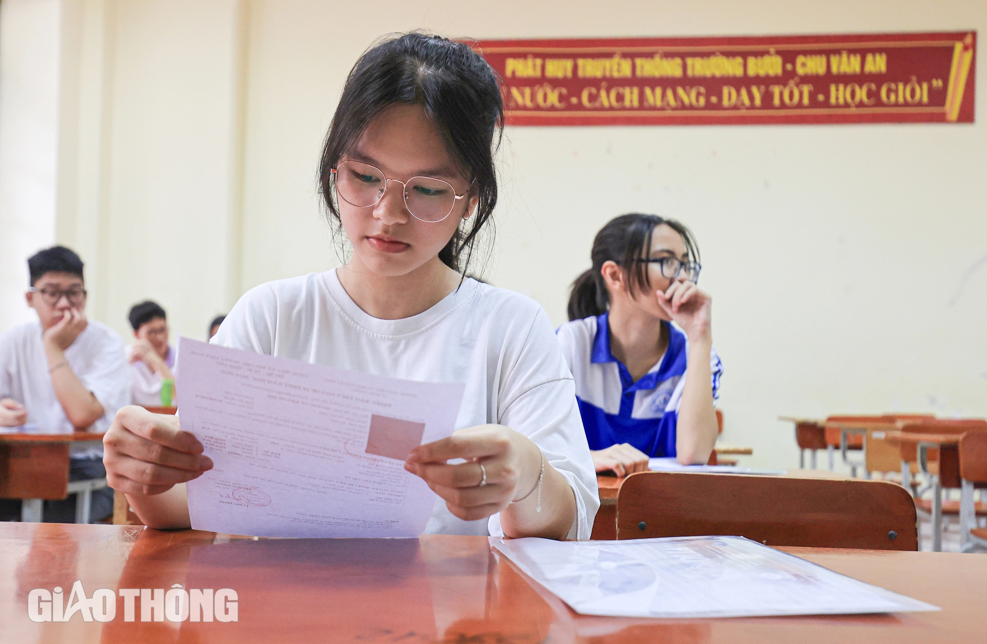 Sĩ tử H&agrave; Nội h&agrave;o hứng l&agrave;m thủ tục thi v&agrave;o lớp 10- Ảnh 5.