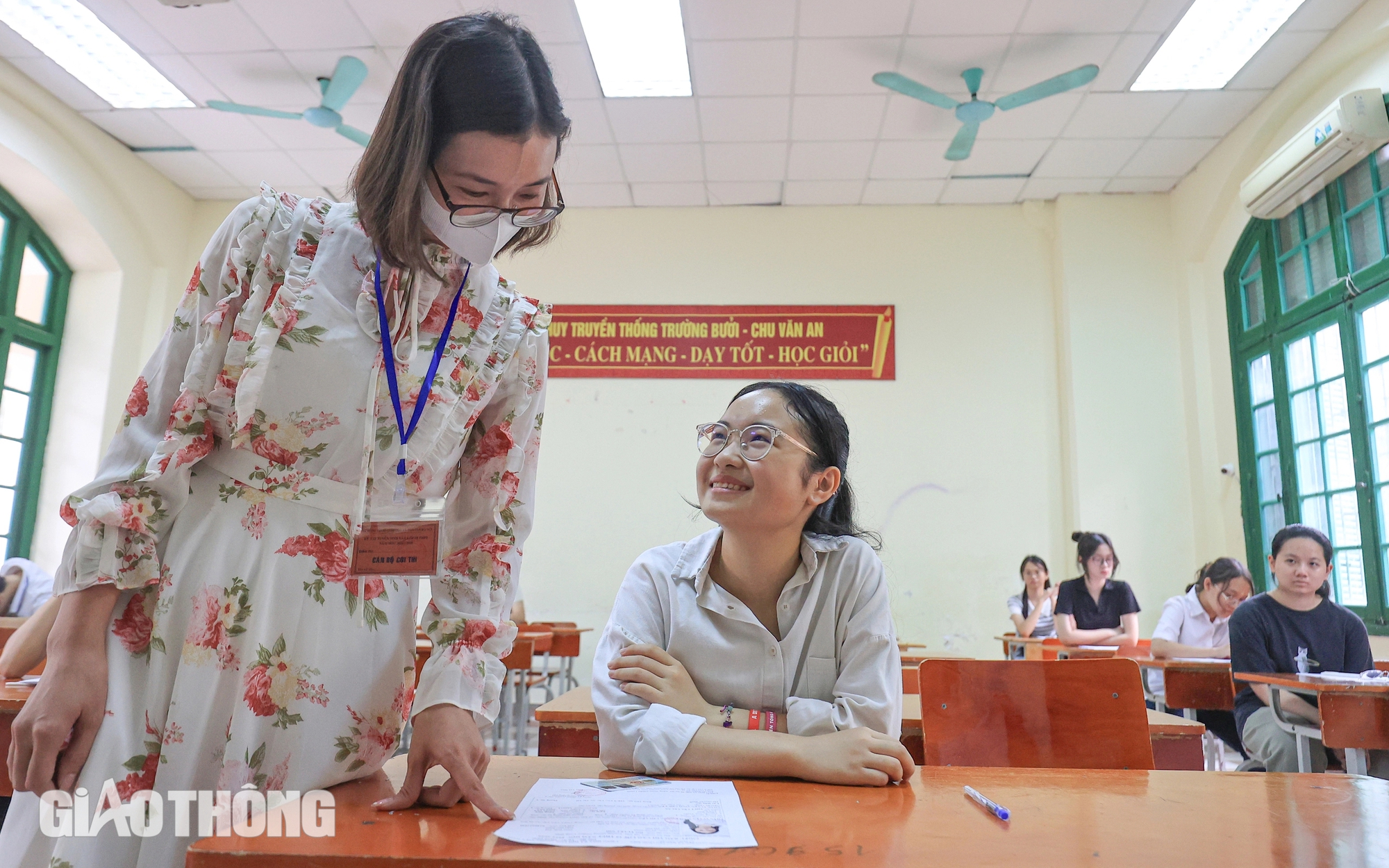 Sĩ tử H&agrave; Nội h&agrave;o hứng l&agrave;m thủ tục thi v&agrave;o lớp 10- Ảnh 6.