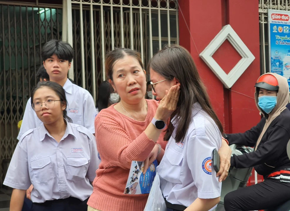 TP.HCM: Th&iacute; sinh bật kh&oacute;c sau m&ocirc;n thi To&aacute;n, gi&aacute;o vi&ecirc;n đ&atilde; c&oacute; dự đo&aacute;n điểm số- Ảnh 5.
