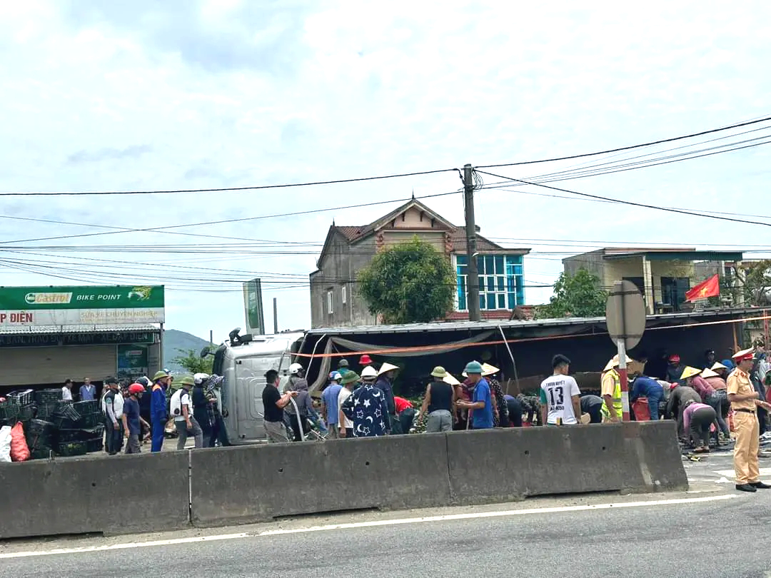 Va chạm với xe tải chở tr&aacute;i c&acirc;y, người đ&agrave;n &ocirc;ng đi xe m&aacute;y tử vong- Ảnh 1.