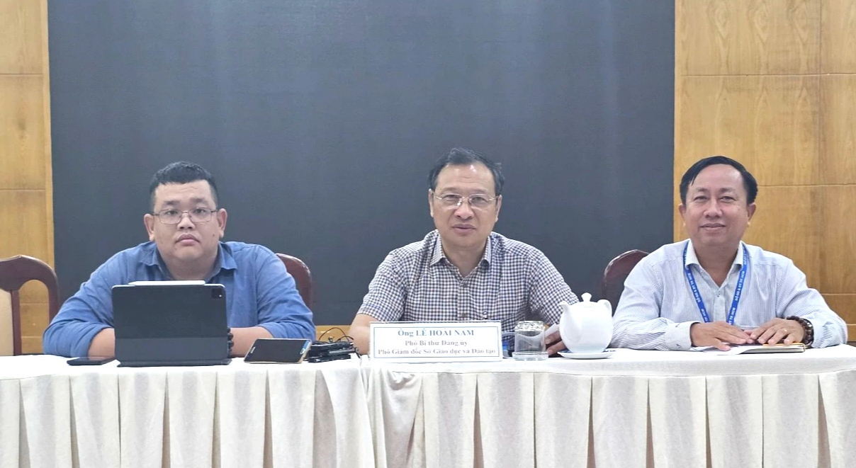 Nữ th&iacute; sinh TP.HCM đi thi bằng xe cứu thương được đặc c&aacute;ch v&agrave;o lớp 10 c&ocirc;ng lập- Ảnh 1.